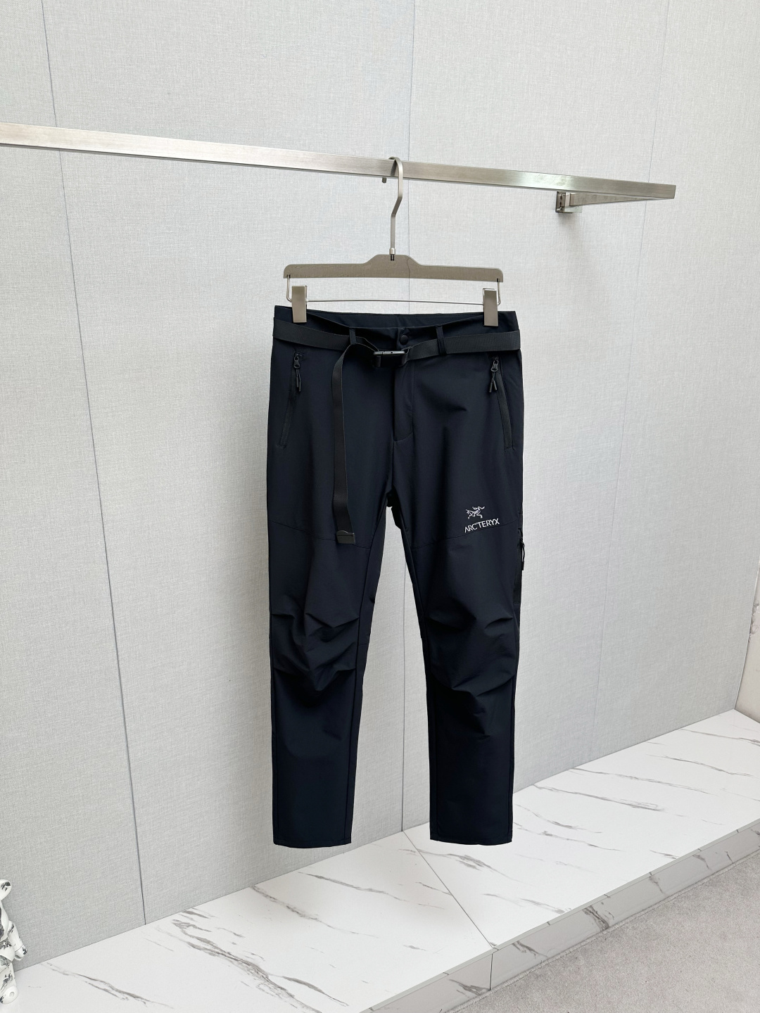 NO:712512,Bird's autumn and winter casual pants are made of European imported fabrics, which are soft, comfortable and textured. The original hardware accessories are very cool, the details are exquisite, the upper body effect is super amazing, and they are trendy and versatile. Made with exquisite fabrics, it shows the excellent and high-end style. A must-have style!  Definitely one worth owning!  Size M—3XL,,19860909鸟 秋冬休闲裤,选用欧洲进口面料,柔软舒适有质感,原版五金配件,非常炫酷,细节处理精致,上身效果超级无敌赞,潮流百搭.尚选面料匠心而制 彰显卓越臻品风范 必备款式！绝对值得拥有的一条！尺码M—3XL,,,Men's clothing