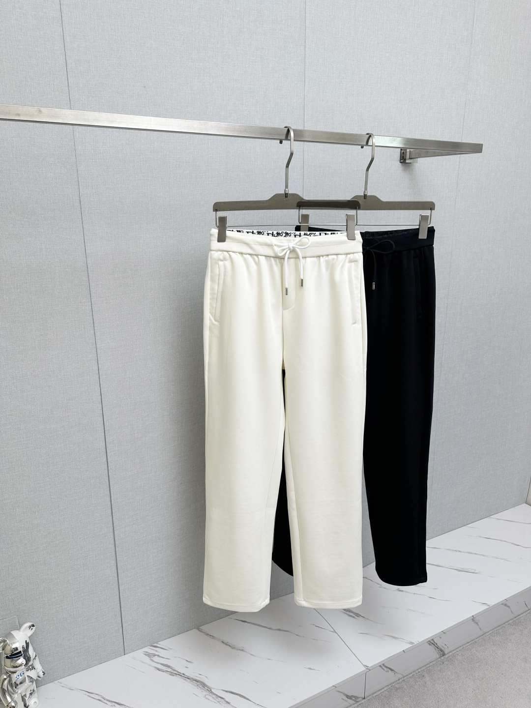 NO:712515,DIOR autumn and winter casual pants are made of European imported fabrics, which are soft, comfortable and textured. The original hardware accessories are very cool, the details are exquisite, the upper body effect is super amazing, and they are trendy and versatile. Made with exquisite fabrics, it shows the excellent style. A must-have style!  Definitely one worth owning!  Size M—3XL,,dior,19860909DIOR 秋冬休闲裤,选用欧洲进口面料,柔软舒适有质感,原版五金配件,非常炫酷,细节处理精致,上身效果超级无敌赞,潮流百搭.尚选面料匠心而制 彰显卓越臻品风范 必备款式！绝对值得拥有的一条！尺码M—3XL,,dior,,Men's clothing