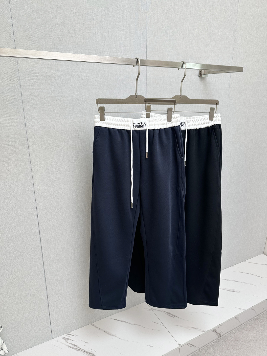 NO:712518,Margiela autumn and winter casual pants are made of European imported fabrics, which are soft, comfortable and textured. The original hardware accessories are very cool, the details are exquisite, the upper body effect is super amazing, and they are trendy and versatile. Made with exquisite fabrics, it shows the excellent and high-end style. A must-have style!  Definitely one worth owning!  Size M—3XL,, masion margiela,19860909马吉拉 秋冬休闲裤,选用欧洲进口面料,柔软舒适有质感,原版五金配件,非常炫酷,细节处理精致,上身效果超级无敌赞,潮流百搭.尚选面料匠心而制 彰显卓越臻品风范 必备款式！绝对值得拥有的一条！尺码M—3XL,,masion margiela,,Men's clothing