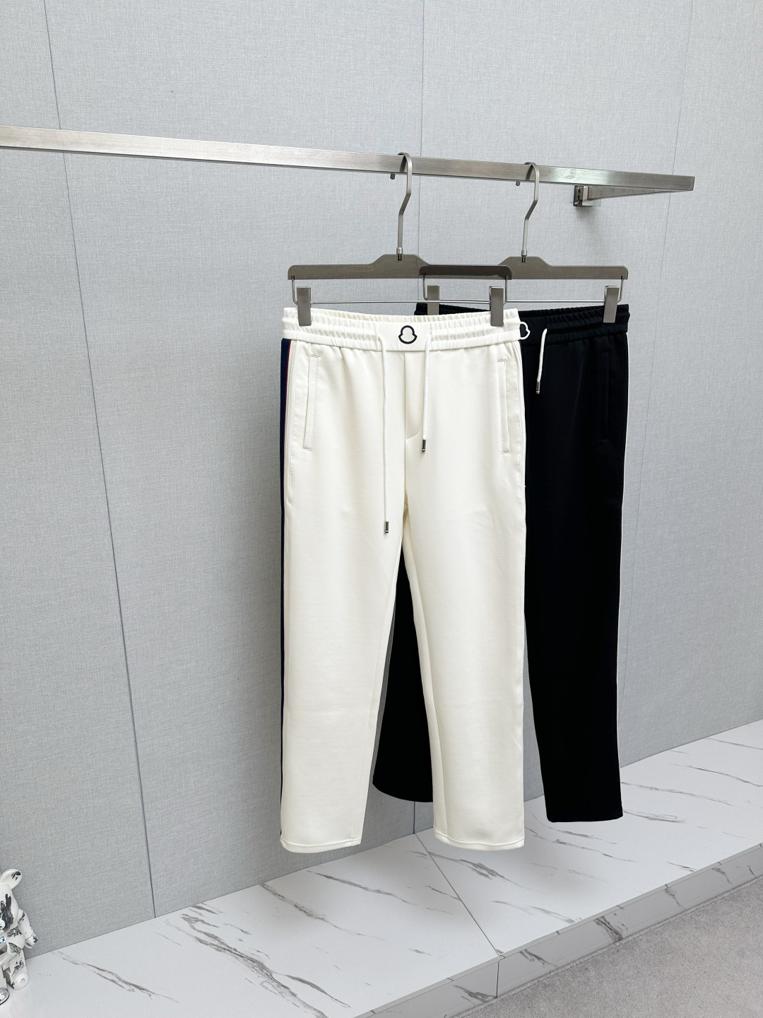 NO:712521,Mengkou MO autumn and winter casual pants are made of European imported fabrics, which are soft, comfortable and textured. The original hardware accessories are very cool, the details are exquisite, the upper body effect is super amazing, and they are trendy and versatile. Made with exquisite fabrics, it shows the excellent and high-end style. A must-have style!  Definitely one worth owning!  Size M—3XL,,Moncler,19860909蒙口MO 秋冬休闲裤,选用欧洲进口面料,柔软舒适有质感,原版五金配件,非常炫酷,细节处理精致,上身效果超级无敌赞,潮流百搭.尚选面料匠心而制 彰显卓越臻品风范 必备款式！绝对值得拥有的一条！尺码M—3XL,,Moncler,,Men's clothing