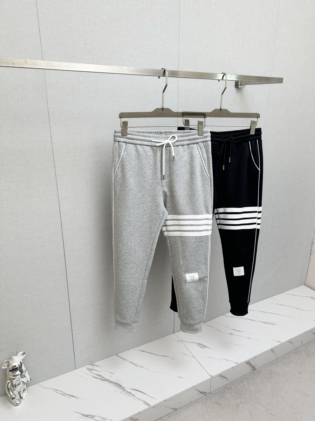 NO:712524,TB autumn and winter casual pants are made of European imported fabrics, which are soft, comfortable and textured. The original hardware accessories are very cool, the details are exquisite, the upper body effect is super amazing, and they are trendy and versatile. Made with exquisite fabrics, it shows the excellent style. A must-have style!  Definitely one worth owning!  Size M—3XL,,19860909TB秋冬休闲裤,选用欧洲进口面料,柔软舒适有质感,原版五金配件,非常炫酷,细节处理精致,上身效果超级无敌赞,潮流百搭.尚选面料匠心而制 彰显卓越臻品风范 必备款式！绝对值得拥有的一条！尺码M—3XL,,,Men's clothing