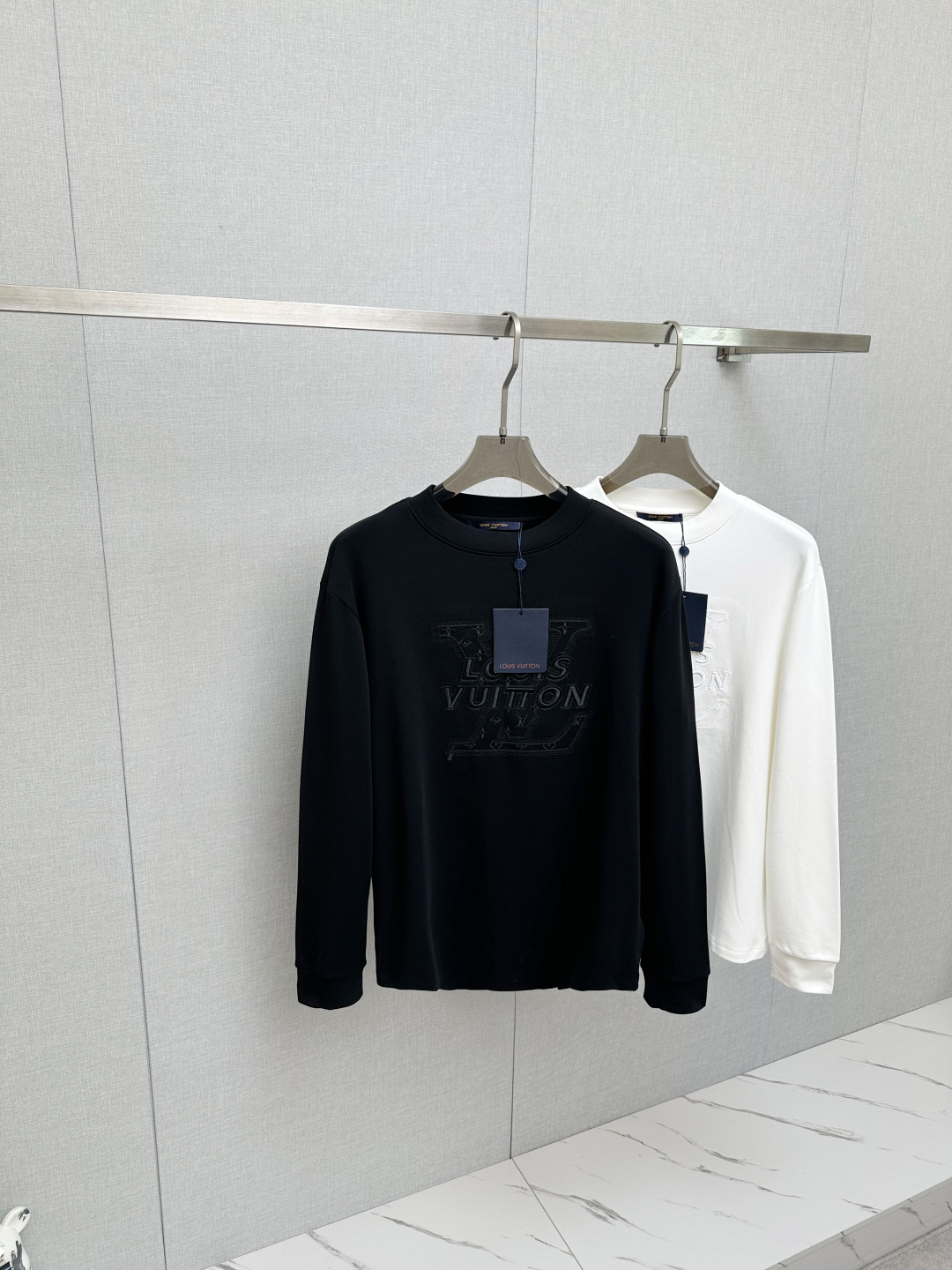 NO:727646,Support the new LV long-sleeved sweatshirt after the new year, classic logo design, versatile style. It will be sold simultaneously on the official website. Customized fabric, soft and delicate, highly skin-friendly, perfectly interpreting the brand's fashion trend!  A man's wardrobe is indispensable for the basics. It is a low-key design and a must-have item. Dear friends, hurry up and get it!  Size S—2XL,,louis vuitton,hoodie,sweatshirts,19860909支持年后 LV新品长袖卫衣,经典Logo设计,百搭款 官网同步发售 定制面料,柔软细腻,亲肤感极高,完美诠释出品牌的时尚潮流！男人的衣柜都少不了基础 是低调的设计 必备款,亲们赶紧入手！码数S—2XL,,louis vuitton,hoodie,sweatshirts,,Men's clothing