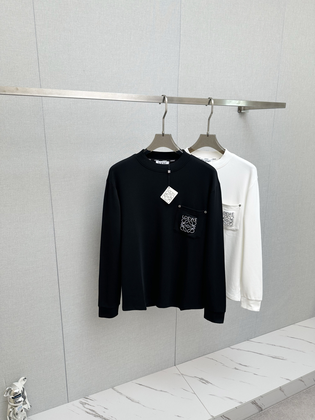 NO:727638,Support the new LOEWE long-sleeved sweatshirt after the new year, classic logo design, versatile style, simultaneous sale on the official website. Customized fabric, soft and delicate, highly skin-friendly, perfectly interpreting the brand's fashion trend!  A man's wardrobe is indispensable for the basics. It is a low-key design and a must-have item. Dear friends, hurry up and get it!  Size S—2XL,,loewe,hoodie,sweatshirts,19860909支持年后 LOEWE新品长袖卫衣,经典Logo设计,百搭款 官网同步发售 定制面料,柔软细腻,亲肤感极高,完美诠释出品牌的时尚潮流！男人的衣柜都少不了基础 是低调的设计 必备款,亲们赶紧入手！码数S—2XL,,loewe,hoodie,sweatshirts,,Men's clothing