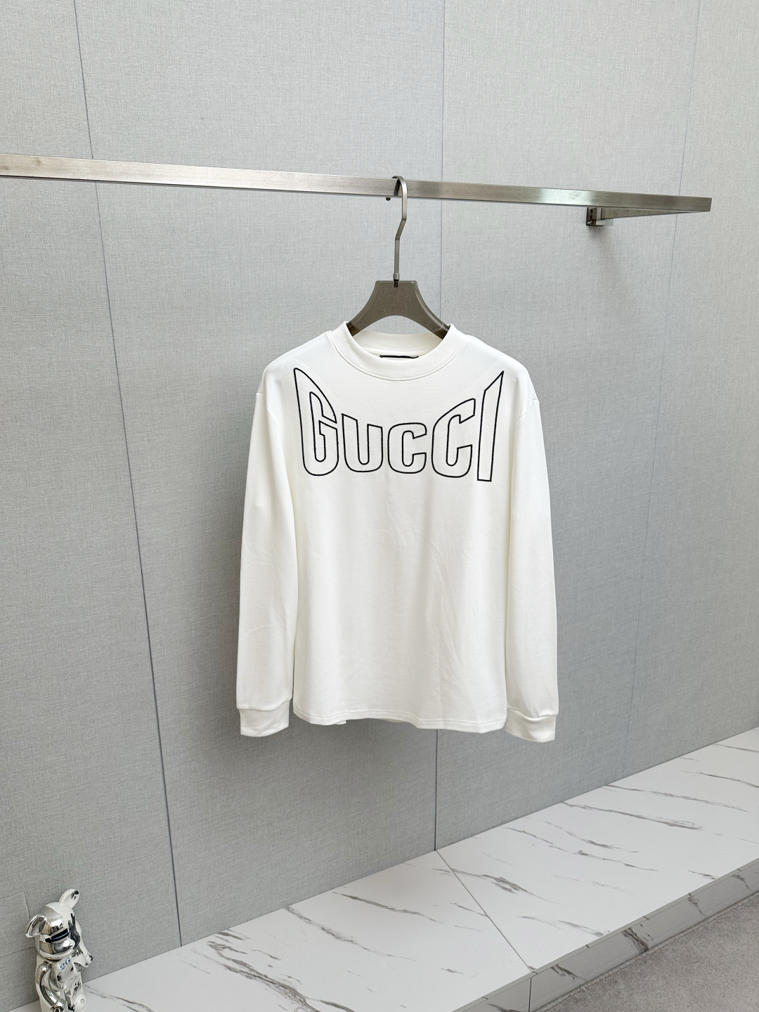 NO:727630,Support the new GUCCI long-sleeved sweatshirt after the new year, classic logo design, versatile style. It will be sold simultaneously on the official website. Customized fabric, soft and delicate, highly skin-friendly, perfectly interpreting the brand's fashion trend!  A man's wardrobe is indispensable for the basics. It is a low-key design and a must-have item. Dear friends, hurry up and get it!  Size S—2XL,,gucci,hoodie,sweatshirts,19860909支持年后 GUCCI新品长袖卫衣,经典Logo设计,百搭款 官网同步发售 定制面料,柔软细腻,亲肤感极高,完美诠释出品牌的时尚潮流！男人的衣柜都少不了基础 是低调的设计 必备款,亲们赶紧入手！码数S—2XL,,gucci,hoodie,sweatshirts,,Men's clothing