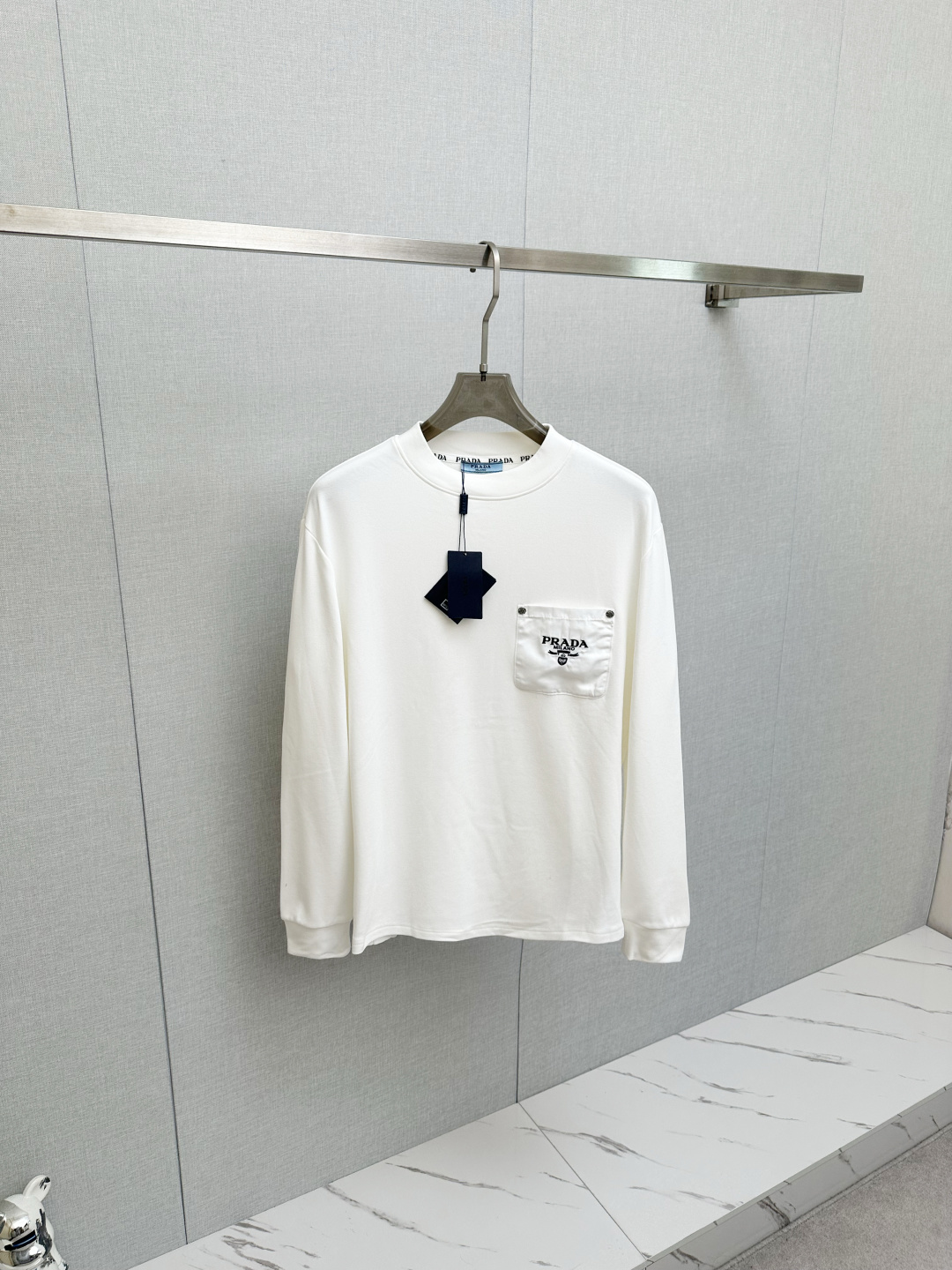 NO:727623,Support PRADA’s new long-sleeved sweatshirt after the new year, classic logo design, versatile style. It will be sold simultaneously on the official website. Customized fabric, soft and delicate, highly skin-friendly, perfectly interpreting the brand’s fashion trend!  A man's wardrobe is indispensable for the basics. It is a low-key design and a must-have item. Dear friends, hurry up and get it!  Size S—2XL,,prada,hoodie,sweatshirts,19860909支持年后 PRADA新品长袖卫衣,经典Logo设计,百搭款 官网同步发售 定制面料,柔软细腻,亲肤感极高,完美诠释出品牌的时尚潮流！男人的衣柜都少不了基础 是低调的设计 必备款,亲们赶紧入手！码数S—2XL,,prada,hoodie,sweatshirts,,Men's clothing