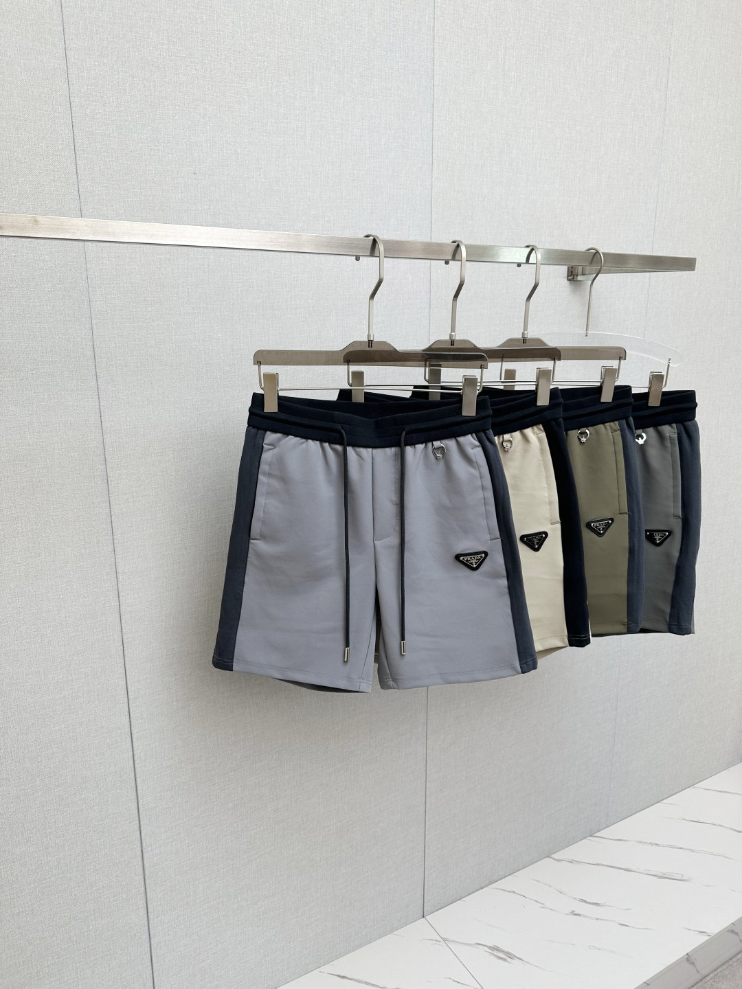 P160 PRADA 2026ss últimos pantalones cortos de primavera y verano, telas personalizadas de primera calidad están llenas…