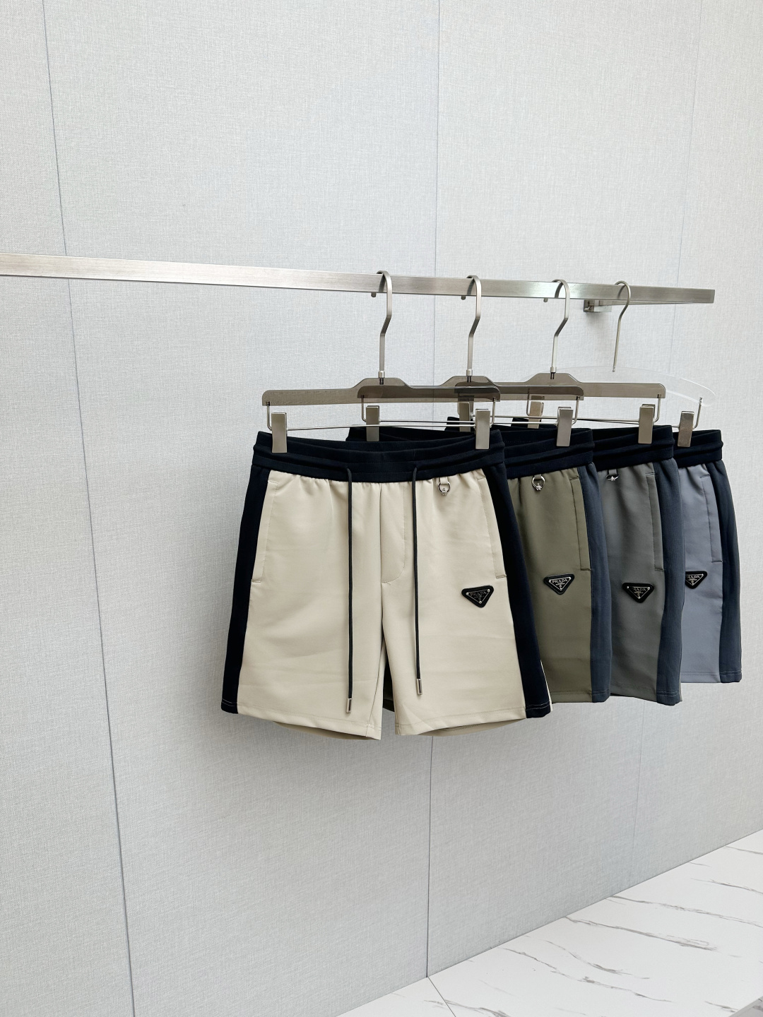 P160 PRADA 2026ss últimos pantalones cortos de primavera y verano, telas personalizadas de primera calidad están llenas…