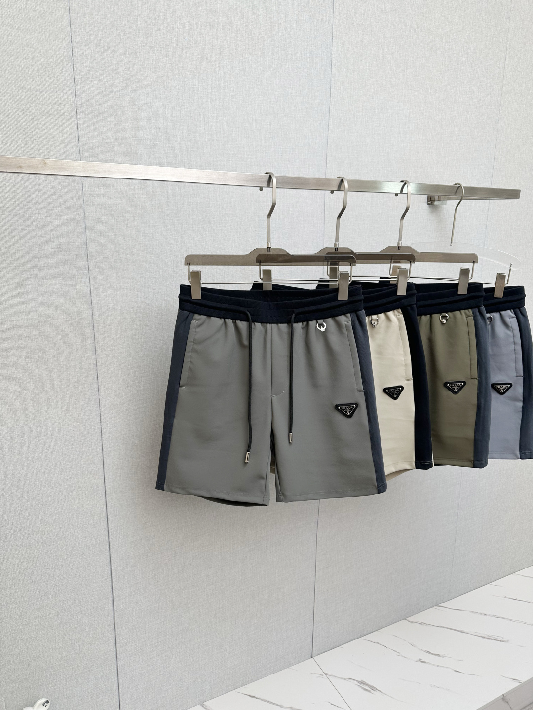 P160 PRADA 2026ss últimos pantalones cortos de primavera y verano, telas personalizadas de primera calidad están llenas…