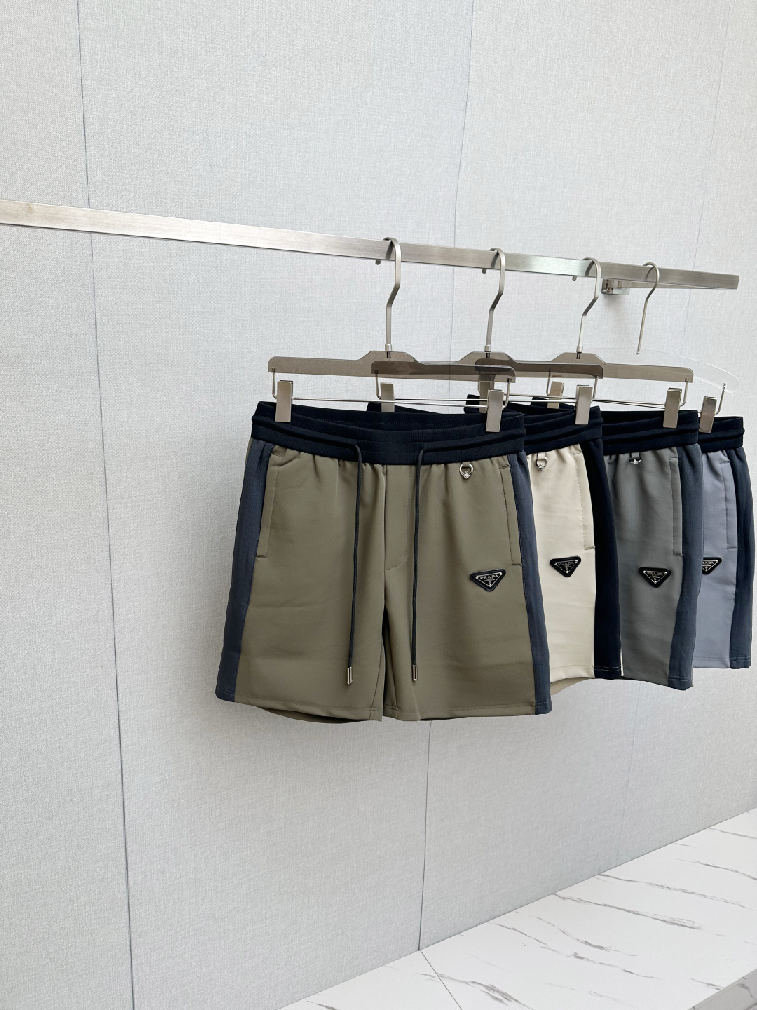 P160 PRADA 2026ss últimos pantalones cortos de primavera y verano, telas personalizadas de primera calidad están llenas…