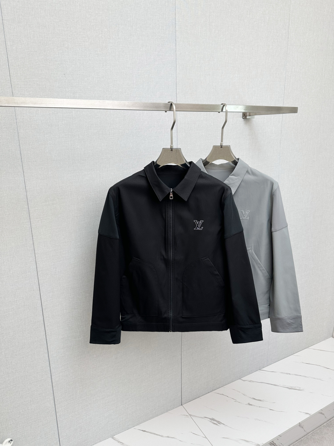 NO:703747,L’s new spring style, classic and popular jackets are recommended!  Men's coats, fashionable casual coats and jackets, the texture of the customized fabrics is very high-end and delicate, with a strong sense of class. They are both business and leisure styles. The styles are versatile and suitable for various occasions. Anyone can easily control them!  Size 48-56 Color Gray Black,,louis vuitton,jackets & coats,jackets & coats,19860909L家开春新款, 经典爆款夹克推荐！男士外套,时尚休闲外套夹克 ,定制面料的质感很高档细腻,档次感强 ,商务休闲兼备款,款式百搭适合各种场合 ,任何人都可以轻松驾驭！ 码数48-56 颜色灰色 黑色,,louis vuitton,jackets & coats,jackets & coats,,Men's clothing