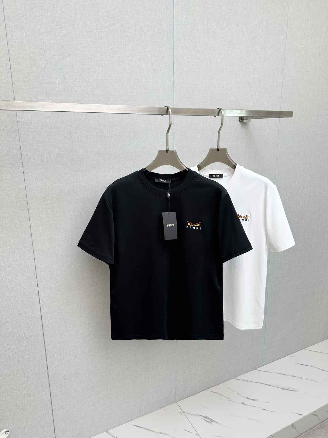 NO:703743,FENDI Fendi's 2026ss spring and summer new models are on the market. The customized fabrics are soft and comfortable, and the classic embroidered eyes are very fashionable and representative!  Exquisite little eye embroidery craftsmanship!  Comfortable and breathable to the touch!  Extremely fashionable, eye-catching and classy, ​​the upper body effect is high-end and elegant, the ultimate stylish and versatile style!  Color Black White Size S-2XL,,fendi,fendi,19860909FENDI 芬迪 2026ss春夏新款上市 定制面料柔软舒适,经典刺绣眼睛 极具时尚代表性！精致小眼睛刺绣工艺！手感舒适透气！极为时尚耐看有腔调,上身效果高端大气,极致有型的百搭款！ 颜色黑色 白色 尺码S-2XL,,fendi,fendi,,Men's clothing