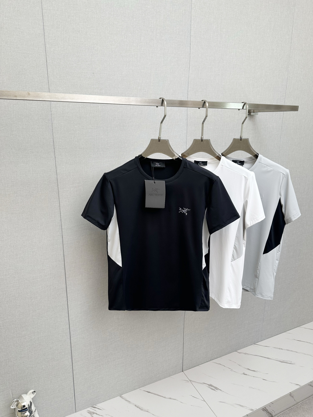 NO:703746,Arc’teryx 2026ss new style, super attractive and stylish, first in the industry, creating high-end urban casual sports style, the upper body can carry all styles and combinations, same style for men and women, size S-2XL,,19860909Arc’teryx 2026ss新款 超级耐看有型 业内首发,打造高端都市休闲运动风格,上身可以承载一切的风格搭配,男女同款 码数S-2XL,,,Men's clothing