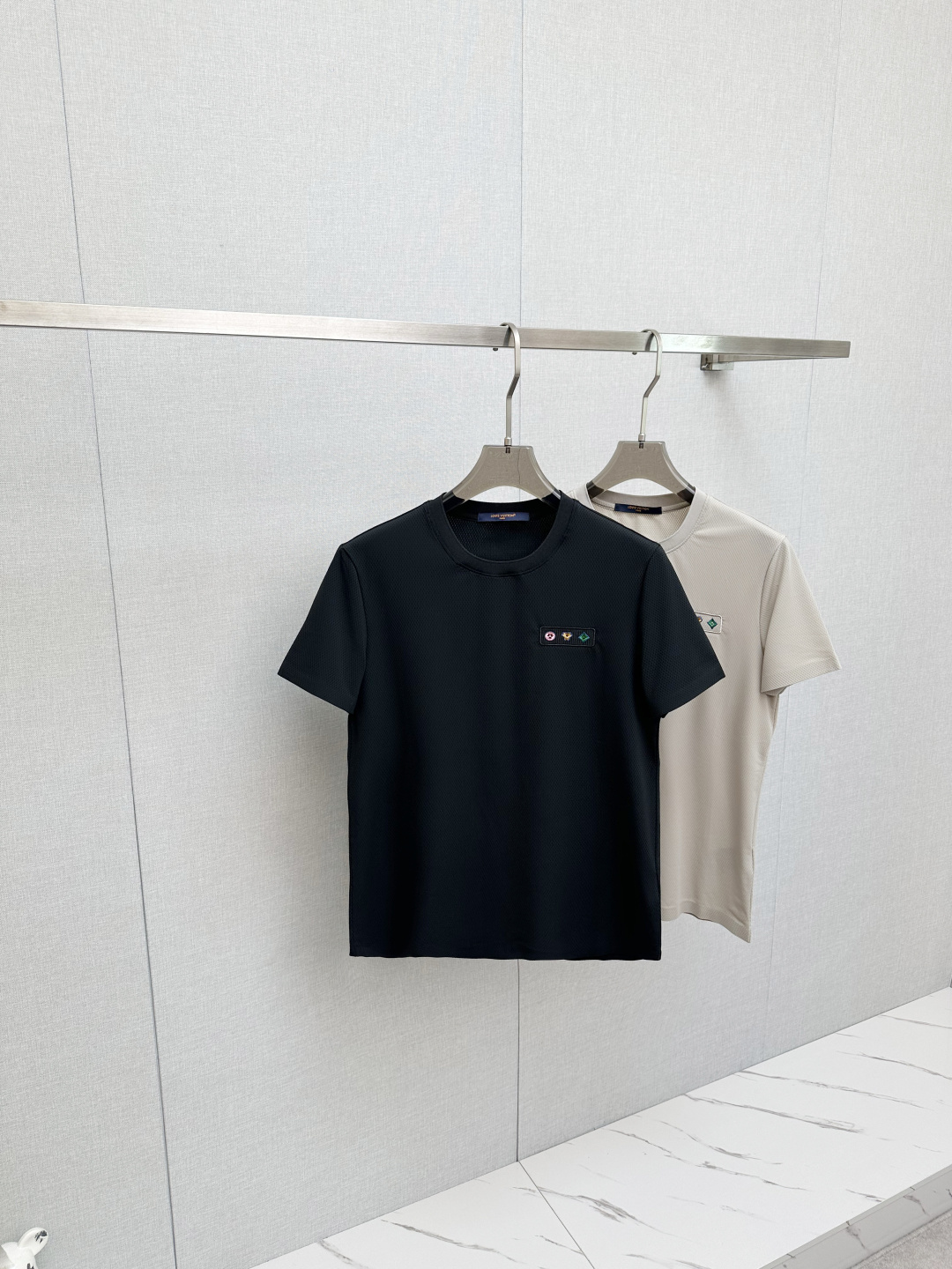 NO:703740,L's 2026 spring and summer new style debut counter latest short-sleeved round neck T-shirt, high-end customization, classic brand logo embroidery design, high-end custom fabrics. Soft feel. Comfortable to wear. Counter-level exquisite stitching. Fine workmanship. The upper body effect is incomparably handsome!  A must-have item for a stylish man!  Color Black Khaki Size 46-54, Louis Vuitton, T-shirt, tees, t-shirt,19860909L家2026春夏新款首发专柜最新款短袖圆领T恤 高端订制 经典品牌logo刺绣工艺设计 高端定制面料.手感柔软.穿着舒适.专柜级别精致车线.做工精细.上身效果无敌帅气！型男必备单品！ 颜色黑色 卡其 码数46-54,,louis vuitton,T-shirt,tees，t-shirt,,Men's clothing