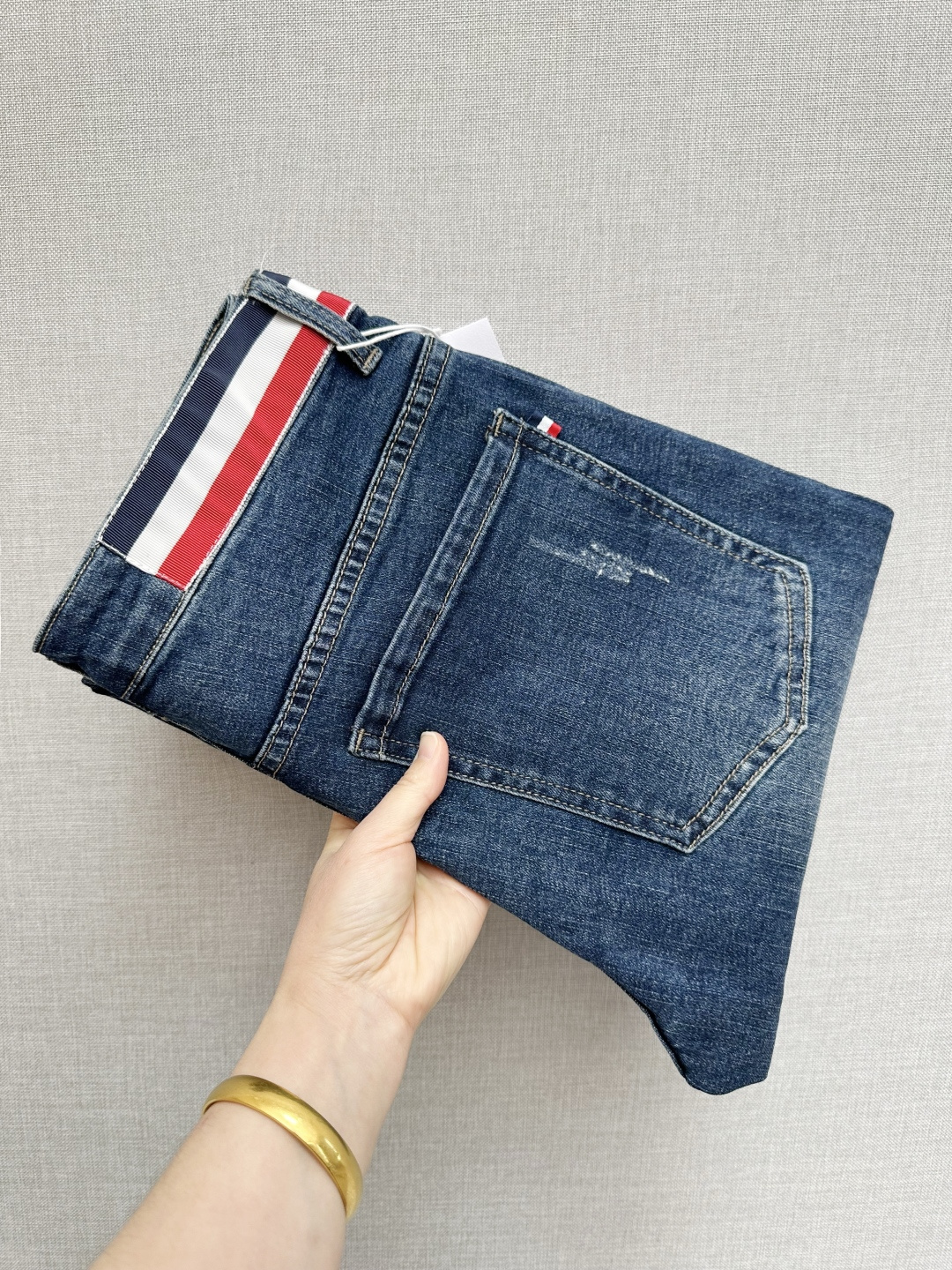 NO:712517,TB official website counters are available at the same time, the original order is very good, a super stylish pair of jeans, customized original washed denim fabric, unique design, top-notch printing technology letter pattern logo, original hardware accessories decoration, an extremely outstanding pair of jeans, the materials and craftsmanship are extremely luxurious and exquisite, extremely high-grade, handsome and stylish upper body, recommended, code number 29-38,,jeans,19860909TB官网专柜同步有售,原单狠货,超级有范儿的一款牛仔裤,定制原版水洗牛仔面料,独特设计,顶级印花工艺字母图案logo,原版五金辅料装饰,极为翘楚的一款牛仔裤,用料与工艺都极致奢华精湛,档次极高,上身帅气有型,推荐,码数29—38,,jeans,,Men's clothing