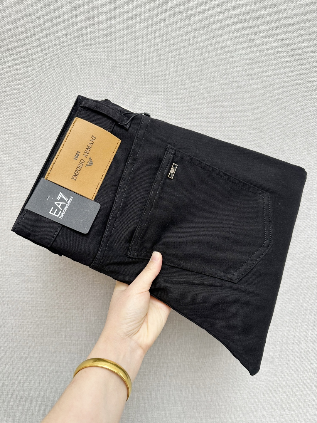 NO:712520,Amani official website counters are available at the same time, the original order is very good, a super stylish pair of jeans, customized original washed denim fabric, unique design, top-notch printing technology letter pattern logo, original hardware accessories decoration, an extremely outstanding pair of jeans, the materials and craftsmanship are extremely luxurious and exquisite, extremely high-grade, handsome and stylish upper body, recommended, code number 29-38,,jeans,19860909Amani官网专柜同步有售,原单狠货,超级有范儿的一款牛仔裤,定制原版水洗牛仔面料,独特设计,顶级印花工艺字母图案logo,原版五金辅料装饰,极为翘楚的一款牛仔裤,用料与工艺都极致奢华精湛,档次极高,上身帅气有型,推荐,码数29—38,,jeans,,Men's clothing