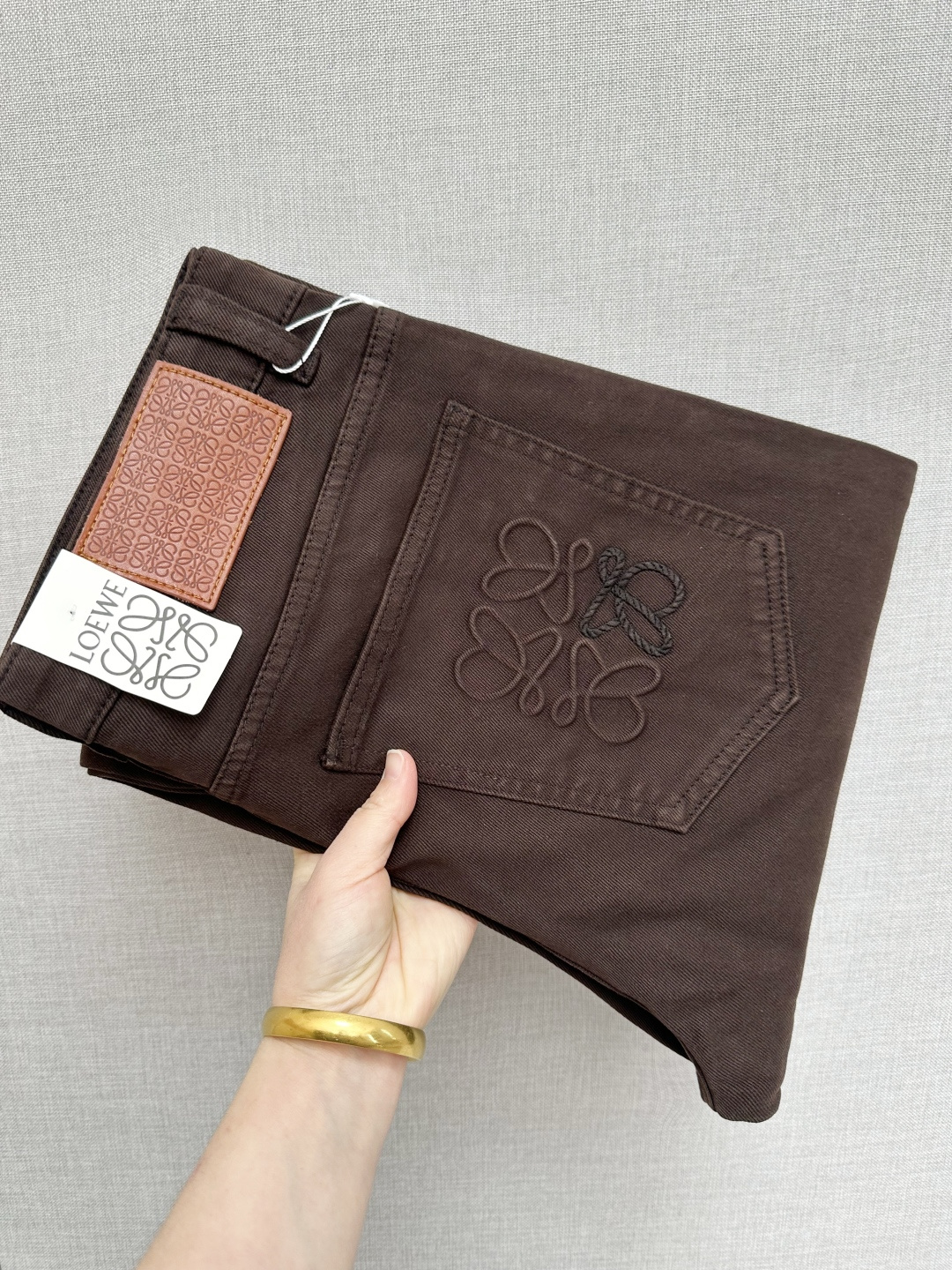 NO:712523,Luo Yiwei's official website counters are available at the same time, the original order is very good, a super stylish pair of jeans, customized original washed denim fabric, unique design, top-notch printing technology letter pattern logo, original hardware accessories decoration, an extremely outstanding pair of jeans, the materials and craftsmanship are extremely luxurious and exquisite, extremely high-grade, handsome and stylish upper body, recommended, code number 29-38,,loewe,jeans,19860909罗意为 官网专柜同步有售,原单狠货,超级有范儿的一款牛仔裤,定制原版水洗牛仔面料,独特设计,顶级印花工艺字母图案logo,原版五金辅料装饰,极为翘楚的一款牛仔裤,用料与工艺都极致奢华精湛,档次极高,上身帅气有型,推荐,码数29—38,,loewe,jeans,,Men's clothing