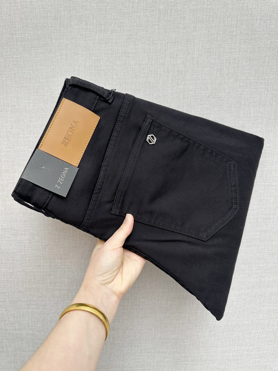 NO:712526,Zegna's official website counters are available at the same time, original orders, super stylish jeans, customized original washed denim fabric, unique design, top-notch printing technology letter pattern logo, original hardware accessories decoration, an extremely outstanding pair of jeans, the materials and craftsmanship are extremely luxurious and exquisite, extremely high-grade, handsome and stylish upper body, recommended, code number 29-38,,zegna,jeans,19860909杰尼亚 官网专柜同步有售,原单狠货,超级有范儿的一款牛仔裤,定制原版水洗牛仔面料,独特设计,顶级印花工艺字母图案logo,原版五金辅料装饰,极为翘楚的一款牛仔裤,用料与工艺都极致奢华精湛,档次极高,上身帅气有型,推荐,码数29—38,,zegna,jeans,,Men's clothing