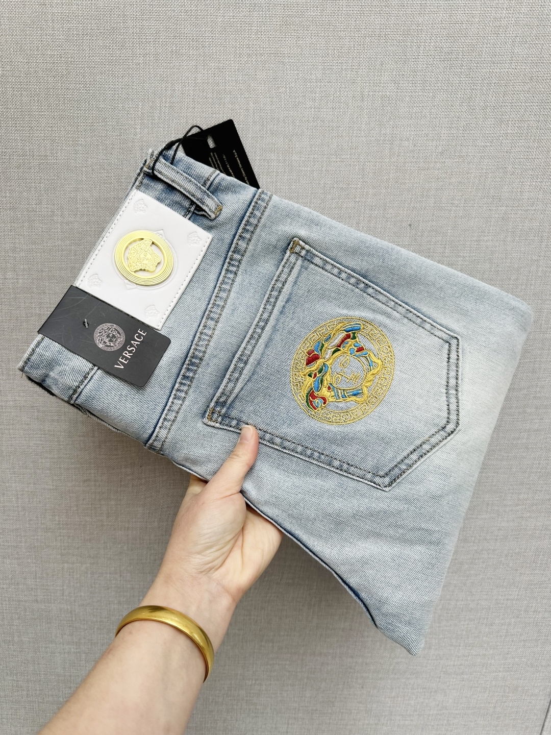 NO:712529,Versace's official website counters are available at the same time, original items, super stylish jeans, customized original washed denim fabric, unique design, top-notch printing technology letter pattern logo, original hardware accessories decoration, an extremely outstanding pair of jeans, the materials and craftsmanship are extremely luxurious and exquisite, extremely high-grade, handsome and stylish upper body, recommended, code number 29-38,,versace,jeans,19860909范思哲官网专柜同步有售,原单狠货,超级有范儿的一款牛仔裤,定制原版水洗牛仔面料,独特设计,顶级印花工艺字母图案logo,原版五金辅料装饰,极为翘楚的一款牛仔裤,用料与工艺都极致奢华精湛,档次极高,上身帅气有型,推荐,码数29—38,,versace,jeans,,Men's clothing