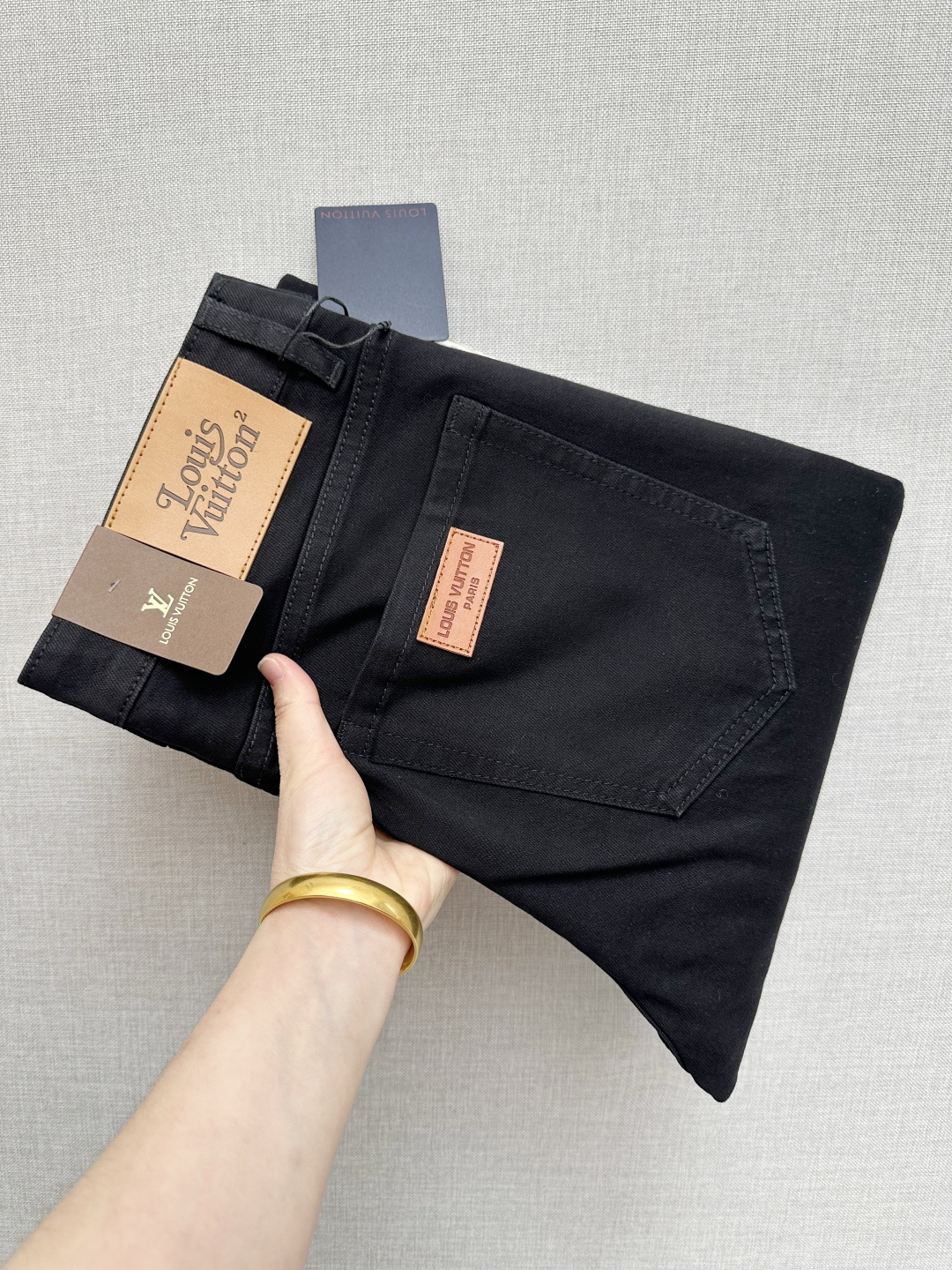 NO:712532,Available at the LV official website counter at the same time, original order, super stylish jeans, customized original washed denim fabric, unique design, top-notch printing technology letter pattern logo, original hardware accessories decoration, extremely outstanding jeans, the materials and craftsmanship are extremely luxurious and exquisite, extremely high grade, handsome and stylish upper body, recommended, size 29-38, louis vuitton, jeans,19860909LV 官网专柜同步有售,原单狠货,超级有范儿的一款牛仔裤,定制原版水洗牛仔面料,独特设计,顶级印花工艺字母图案logo,原版五金辅料装饰,极为翘楚的一款牛仔裤,用料与工艺都极致奢华精湛,档次极高,上身帅气有型,推荐,码数29—38,,louis vuitton,jeans,,Men's clothing