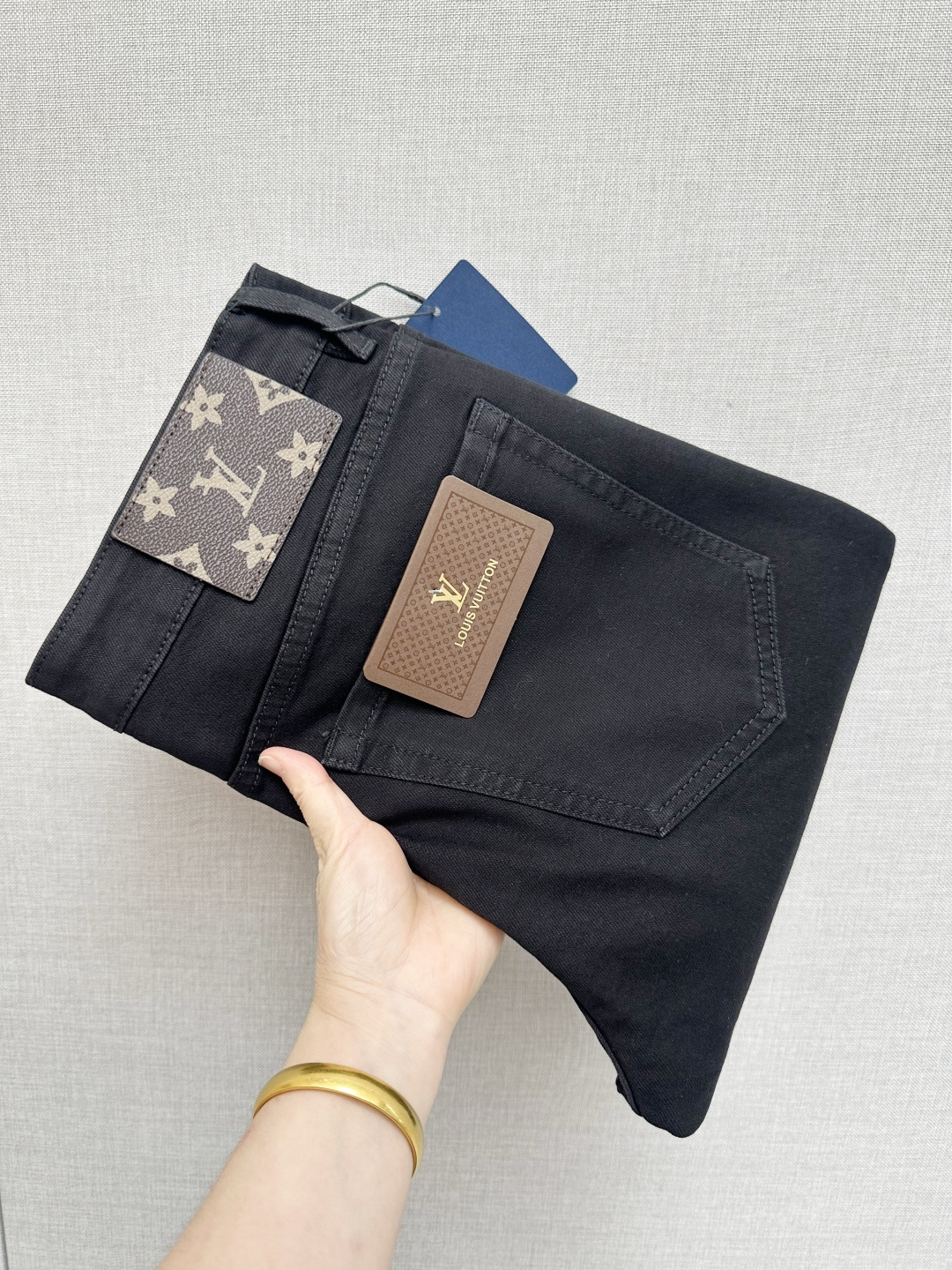 NO:712514,Available at the LV official website counter at the same time, original order, super stylish jeans, customized original washed denim fabric, unique design, top-notch printing technology letter pattern logo, original hardware accessories decoration, extremely outstanding jeans, the materials and craftsmanship are extremely luxurious and exquisite, extremely high grade, handsome and stylish upper body, recommended, size 29-38, louis vuitton, jeans,19860909LV 官网专柜同步有售,原单狠货,超级有范儿的一款牛仔裤,定制原版水洗牛仔面料,独特设计,顶级印花工艺字母图案logo,原版五金辅料装饰,极为翘楚的一款牛仔裤,用料与工艺都极致奢华精湛,档次极高,上身帅气有型,推荐,码数29—38,,louis vuitton,jeans,,Men's clothing