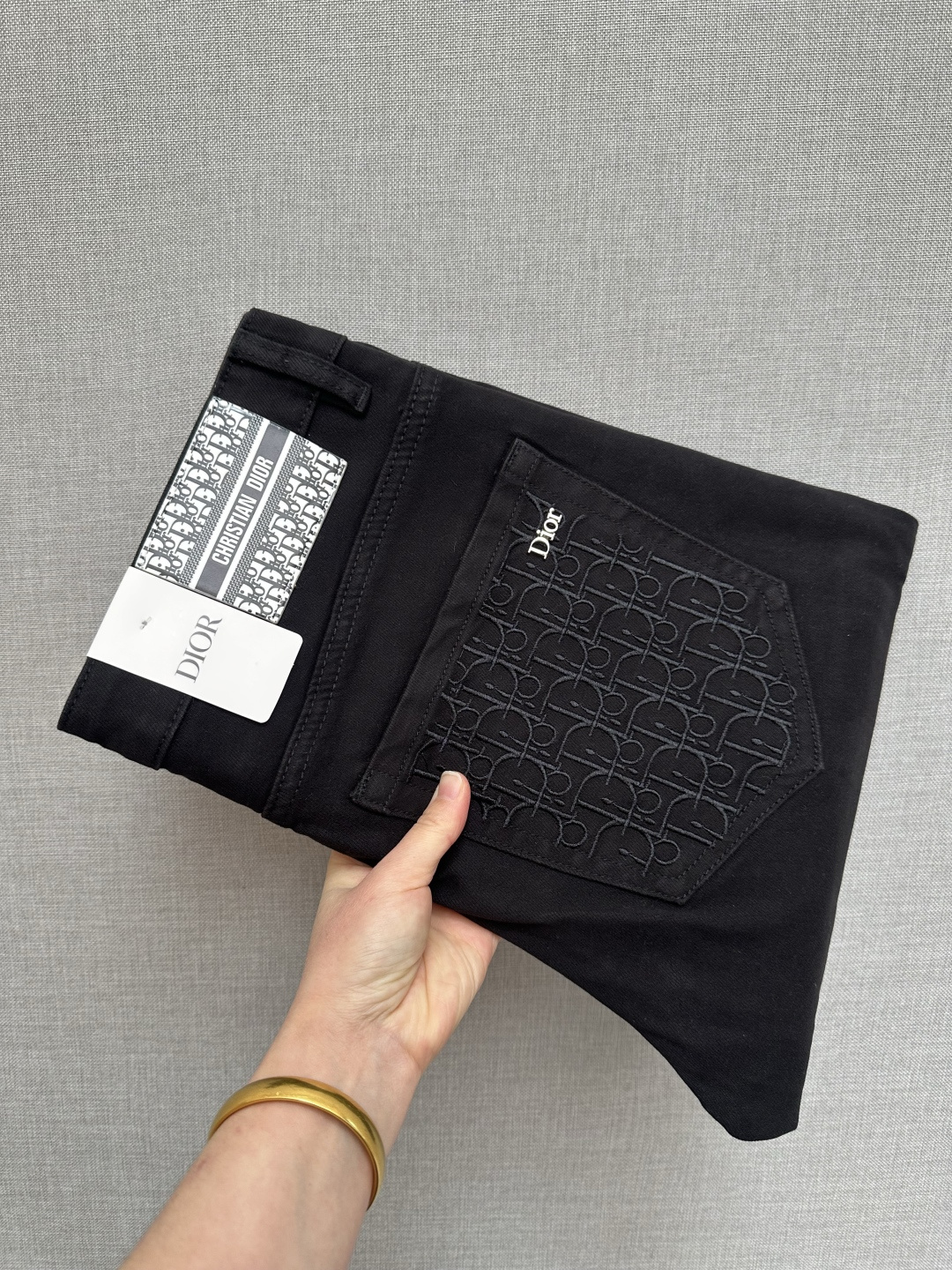 NO:712511,DIOR official website counters are available at the same time, the original order is very good, a super stylish pair of jeans, customized original washed denim fabric, unique design, top-notch printing technology letter pattern logo, original hardware accessories decoration, an extremely outstanding pair of jeans, the materials and craftsmanship are extremely luxurious and exquisite, extremely high-grade, handsome and stylish upper body, recommended, code number 29-38,, dior, jeans,19860909DIOR官网专柜同步有售,原单狠货,超级有范儿的一款牛仔裤,定制原版水洗牛仔面料,独特设计,顶级印花工艺字母图案logo,原版五金辅料装饰,极为翘楚的一款牛仔裤,用料与工艺都极致奢华精湛,档次极高,上身帅气有型,推荐,码数29—38,,dior,jeans,,Men's clothing