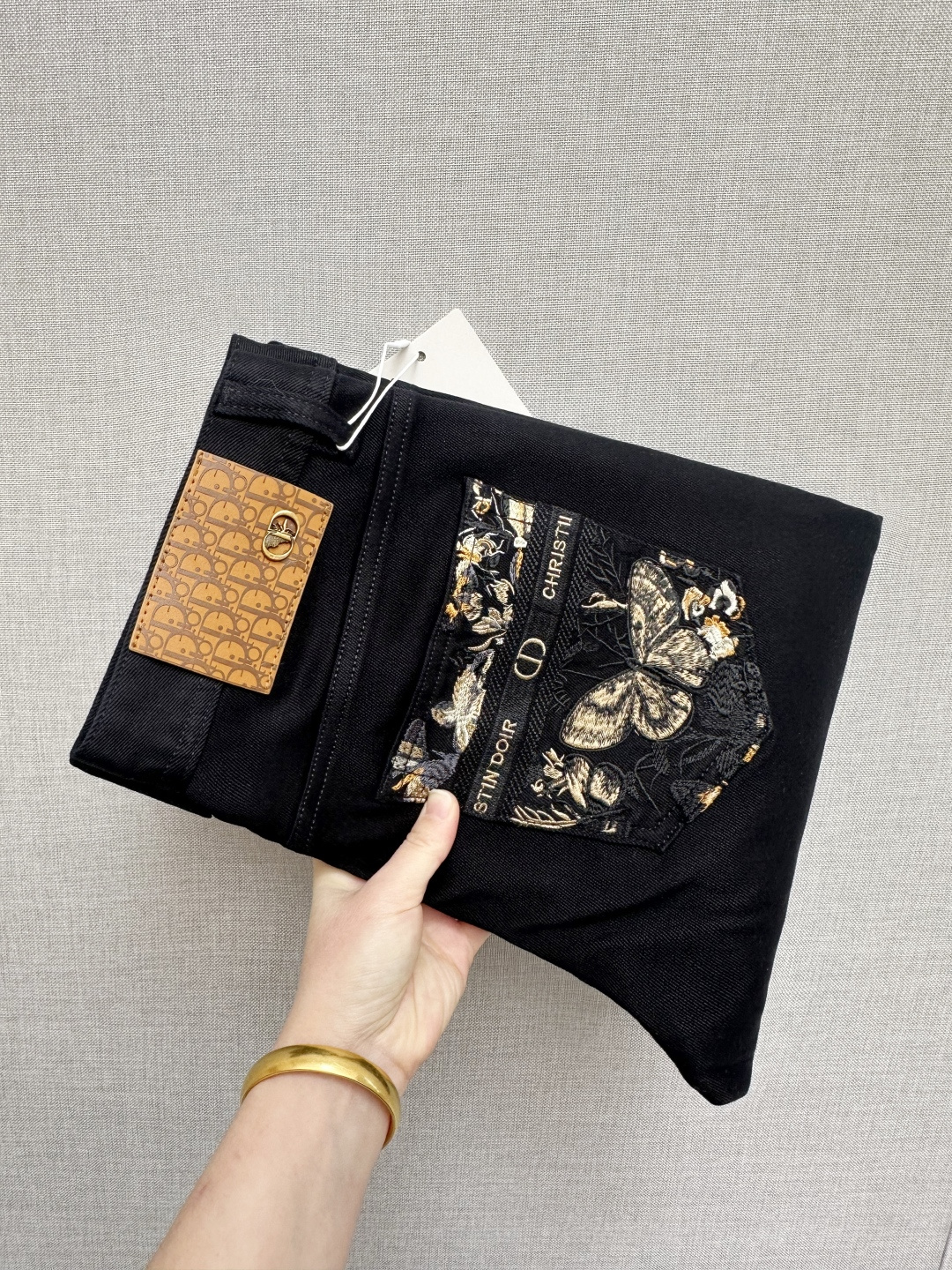 NO:712508,DIOR official website counters are available at the same time, the original order is very good, a super stylish pair of jeans, customized original washed denim fabric, unique design, top-notch printing technology letter pattern logo, original hardware accessories decoration, an extremely outstanding pair of jeans, the materials and craftsmanship are extremely luxurious and exquisite, extremely high-grade, handsome and stylish upper body, recommended, code number 29-38,, dior, jeans,19860909DIOR官网专柜同步有售,原单狠货,超级有范儿的一款牛仔裤,定制原版水洗牛仔面料,独特设计,顶级印花工艺字母图案logo,原版五金辅料装饰,极为翘楚的一款牛仔裤,用料与工艺都极致奢华精湛,档次极高,上身帅气有型,推荐,码数29—38,,dior,jeans,,Men's clothing