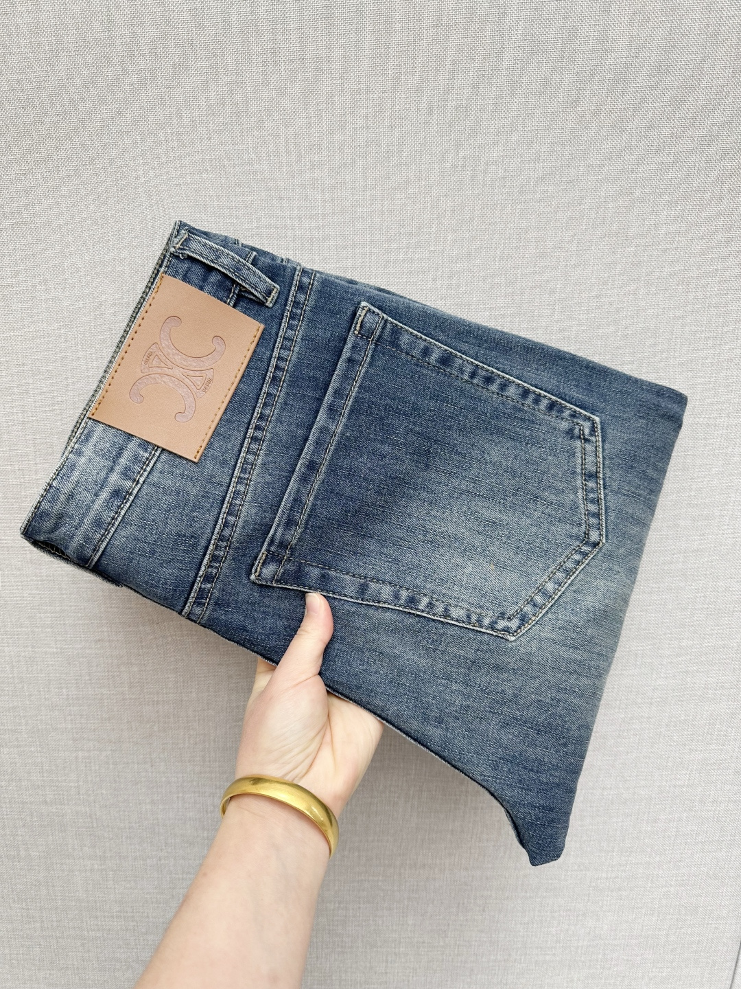 NO:712510,Celine's official website counters are available at the same time. The original order is very good, a super stylish pair of jeans, customized original washed denim fabric, unique design, top-notch printing technology letter pattern logo, original hardware accessories decoration, an extremely outstanding pair of jeans, the materials and craftsmanship are extremely luxurious and exquisite, extremely high-grade, handsome and stylish upper body, recommended, code number 29-38,,celine,jeans,19860909赛琳 官网专柜同步有售,原单狠货,超级有范儿的一款牛仔裤,定制原版水洗牛仔面料,独特设计,顶级印花工艺字母图案logo,原版五金辅料装饰,极为翘楚的一款牛仔裤,用料与工艺都极致奢华精湛,档次极高,上身帅气有型,推荐,码数29—38,,celine,jeans,,Men's clothing