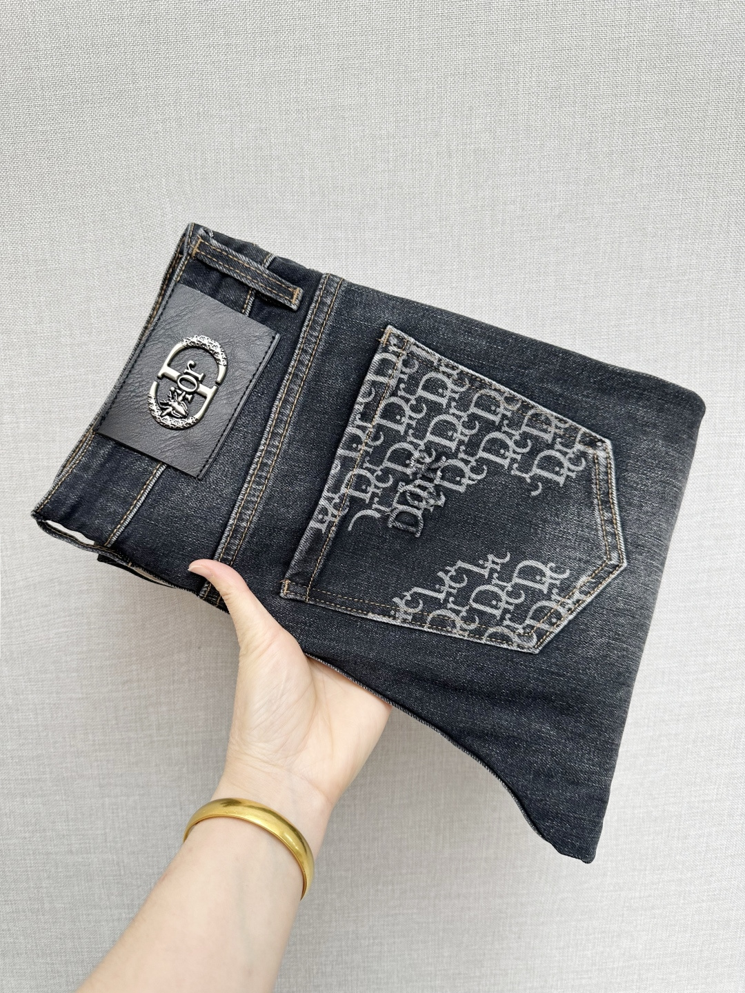 NO:736776,DIOR official website counters are available at the same time, the original order is very good, a super stylish pair of jeans, customized original washed denim fabric, unique design, top-notch printing technology letter pattern logo, original hardware accessories decoration, an extremely outstanding pair of jeans, the materials and craftsmanship are extremely luxurious and exquisite, extremely high-grade, handsome and stylish upper body, recommended, code number 29-38,, dior, jeans,19860909DIOR官网专柜同步有售,原单狠货,超级有范儿的一款牛仔裤,定制原版水洗牛仔面料,独特设计,顶级印花工艺字母图案logo,原版五金辅料装饰,极为翘楚的一款牛仔裤,用料与工艺都极致奢华精湛,档次极高,上身帅气有型,推荐,码数29—38,,dior,jeans,,Men's clothing