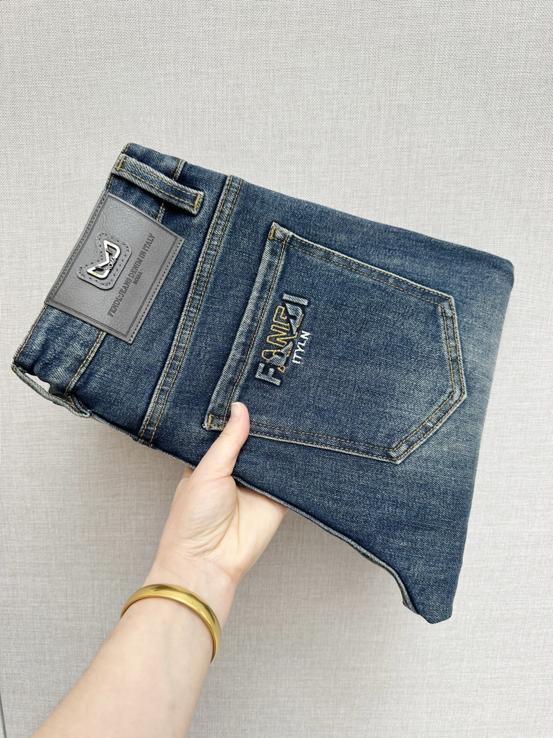 NO:736780,Available at the FD official website counter at the same time, original order, super stylish jeans, customized original washed denim fabric, unique design, top-notch printing technology letter pattern logo, original hardware accessories decoration, an extremely outstanding pair of jeans, the materials and craftsmanship are extremely luxurious and exquisite, extremely high-grade, handsome and stylish upper body, recommended, code number 29-38,,jeans,19860909FD 官网专柜同步有售,原单狠货,超级有范儿的一款牛仔裤,定制原版水洗牛仔面料,独特设计,顶级印花工艺字母图案logo,原版五金辅料装饰,极为翘楚的一款牛仔裤,用料与工艺都极致奢华精湛,档次极高,上身帅气有型,推荐,码数29—38,,jeans,,Men's clothing