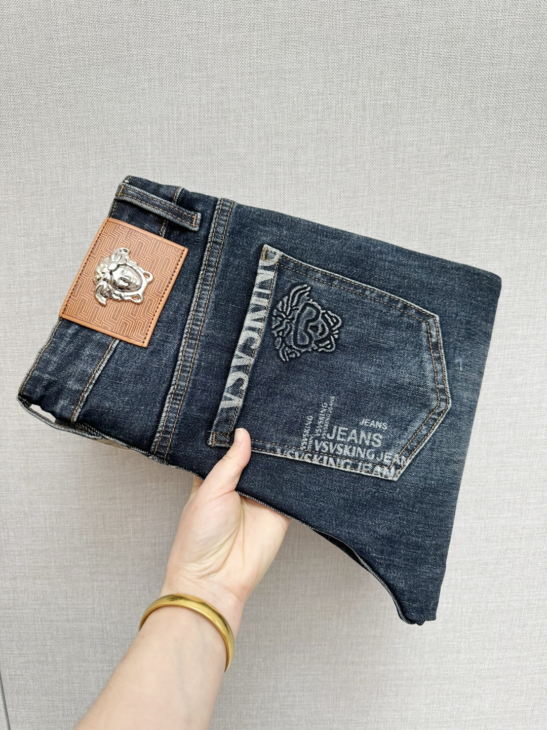 NO:736777,Versace's official website counters are available at the same time, original goods, super stylish jeans, customized original washed denim fabric, unique design, top-notch printing technology letter pattern logo, original hardware accessories decoration, extremely outstanding jeans, the materials and craftsmanship are extremely luxurious and exquisite, extremely high-grade, handsome and stylish upper body, recommended, code number 29-38,,versace,jeans,19860909范思哲 官网专柜同步有售,原单狠货,超级有范儿的一款牛仔裤,定制原版水洗牛仔面料,独特设计,顶级印花工艺字母图案logo,原版五金辅料装饰,极为翘楚的一款牛仔裤,用料与工艺都极致奢华精湛,档次极高,上身帅气有型,推荐,码数29—38,,versace,jeans,,Men's clothing