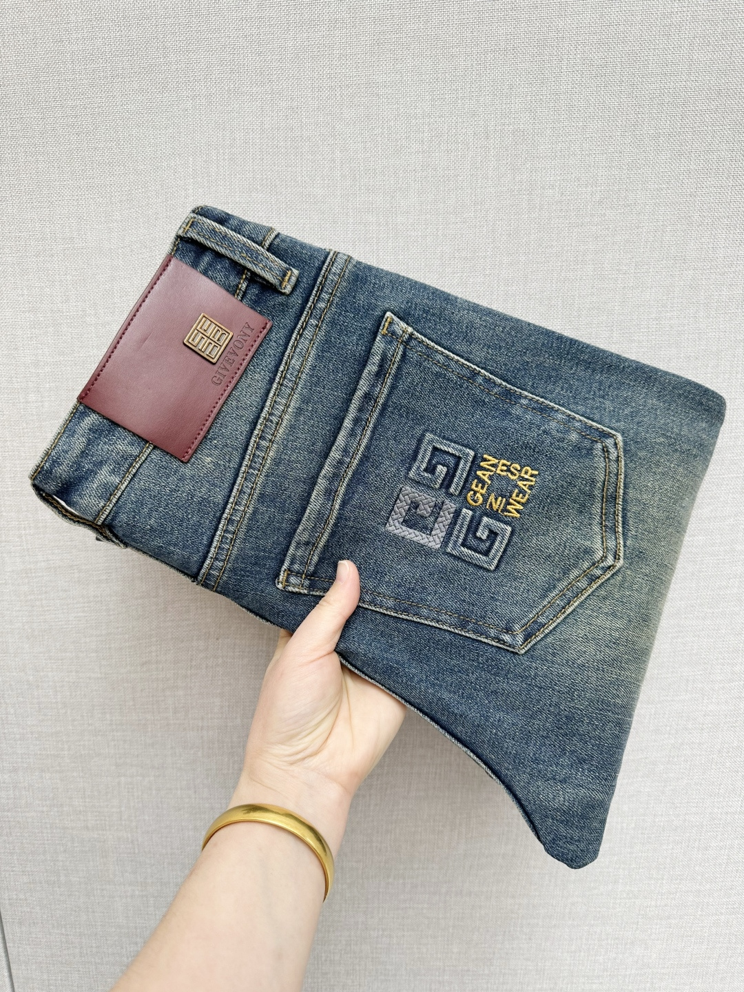 NO:736781,Givenchy official website counters are available at the same time, the original order is very good, a super stylish pair of jeans, customized original washed denim fabric, unique design, top-notch printing technology letter pattern logo, original hardware accessories decoration, an extremely outstanding pair of jeans, the materials and craftsmanship are extremely luxurious and exquisite, extremely high-grade, handsome and stylish upper body, recommended, code number 29-38,,givenchy,jeans,19860909纪梵希 官网专柜同步有售,原单狠货,超级有范儿的一款牛仔裤,定制原版水洗牛仔面料,独特设计,顶级印花工艺字母图案logo,原版五金辅料装饰,极为翘楚的一款牛仔裤,用料与工艺都极致奢华精湛,档次极高,上身帅气有型,推荐,码数29—38,,givenchy,jeans,,Men's clothing