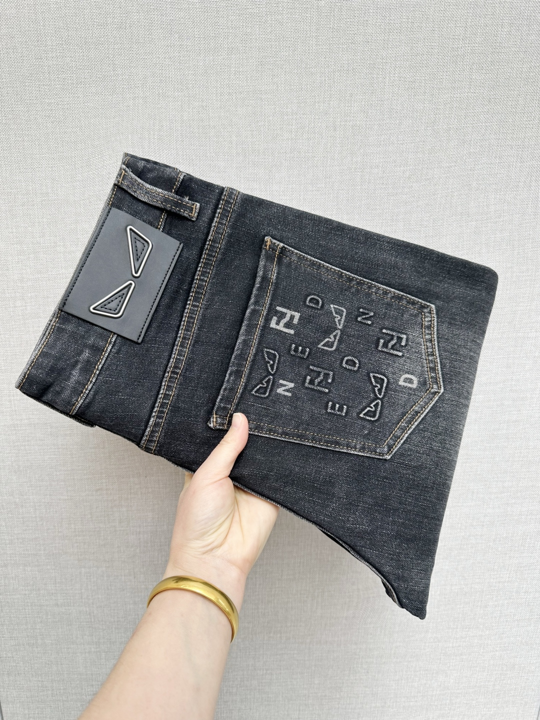 NO:736773,Available at the FD official website counter at the same time, original order, super stylish jeans, customized original washed denim fabric, unique design, top-notch printing technology letter pattern logo, original hardware accessories decoration, an extremely outstanding pair of jeans, the materials and craftsmanship are extremely luxurious and exquisite, extremely high-grade, handsome and stylish upper body, recommended, code number 29-38,,jeans,19860909FD 官网专柜同步有售,原单狠货,超级有范儿的一款牛仔裤,定制原版水洗牛仔面料,独特设计,顶级印花工艺字母图案logo,原版五金辅料装饰,极为翘楚的一款牛仔裤,用料与工艺都极致奢华精湛,档次极高,上身帅气有型,推荐,码数29—38,,jeans,,Men's clothing