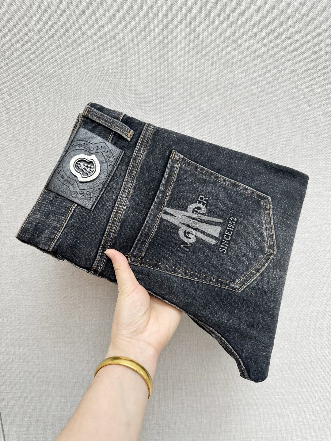 NO:736810,MO official website counter is available at the same time, the original order is very good, a super stylish pair of jeans, customized original washed denim fabric, unique design, top-notch printing technology letter pattern logo, original hardware accessories decoration, an extremely outstanding pair of jeans, the materials and craftsmanship are extremely luxurious and exquisite, extremely high-grade, handsome and stylish upper body, recommended, code number 29-38,,jeans,19860909MO 官网专柜同步有售,原单狠货,超级有范儿的一款牛仔裤,定制原版水洗牛仔面料,独特设计,顶级印花工艺字母图案logo,原版五金辅料装饰,极为翘楚的一款牛仔裤,用料与工艺都极致奢华精湛,档次极高,上身帅气有型,推荐,码数29—38,,jeans,,Men's clothing