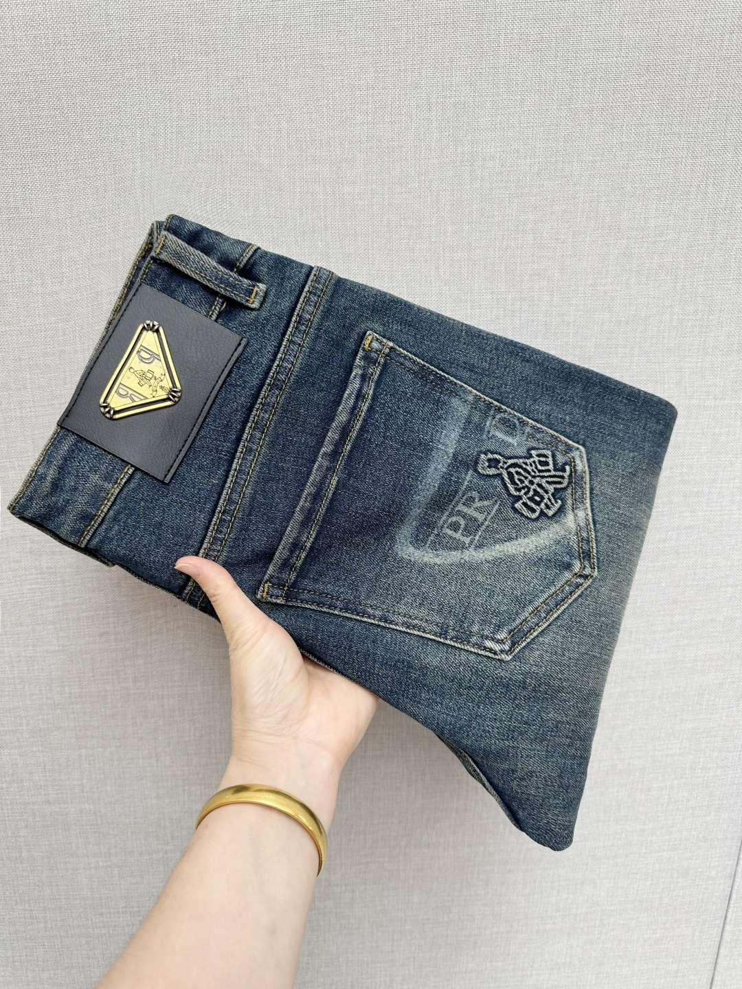 NO:736805,PRADA's official website counters are available at the same time, original items, super stylish jeans, customized original washed denim fabric, unique design, top-notch printing technology letter pattern logo, original hardware accessories decoration, an extremely outstanding pair of jeans, the materials and craftsmanship are extremely luxurious and exquisite, extremely high-grade, handsome and stylish upper body, recommended, code number 29-38,, prada, jeans,19860909PRADA 官网专柜同步有售,原单狠货,超级有范儿的一款牛仔裤,定制原版水洗牛仔面料,独特设计,顶级印花工艺字母图案logo,原版五金辅料装饰,极为翘楚的一款牛仔裤,用料与工艺都极致奢华精湛,档次极高,上身帅气有型,推荐,码数29—38,,prada,jeans,,Men's clothing