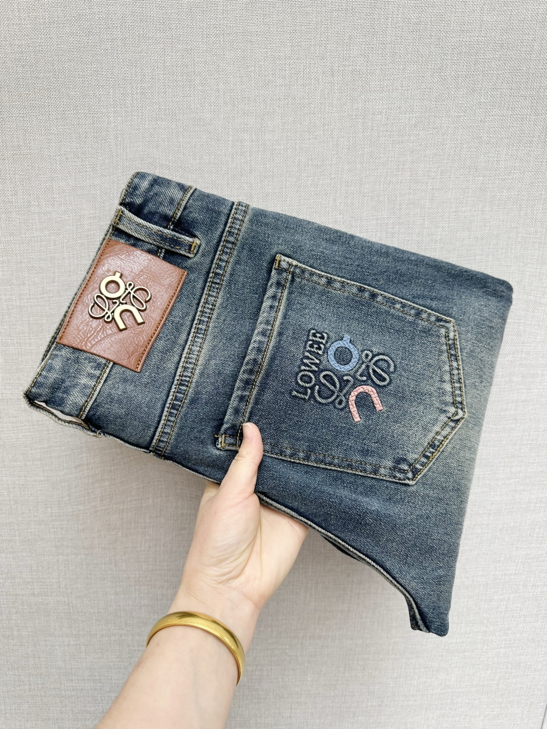 NO:736800,Luo Yiwei's official website counters are available at the same time, the original order is very good, a super stylish pair of jeans, customized original washed denim fabric, unique design, top-notch printing technology letter pattern logo, original hardware accessories decoration, an extremely outstanding pair of jeans, the materials and craftsmanship are extremely luxurious and exquisite, extremely high-grade, handsome and stylish upper body, recommended, code number 29-38,,loewe,jeans,19860909罗意为 官网专柜同步有售,原单狠货,超级有范儿的一款牛仔裤,定制原版水洗牛仔面料,独特设计,顶级印花工艺字母图案logo,原版五金辅料装饰,极为翘楚的一款牛仔裤,用料与工艺都极致奢华精湛,档次极高,上身帅气有型,推荐,码数29—38,,loewe,jeans,,Men's clothing