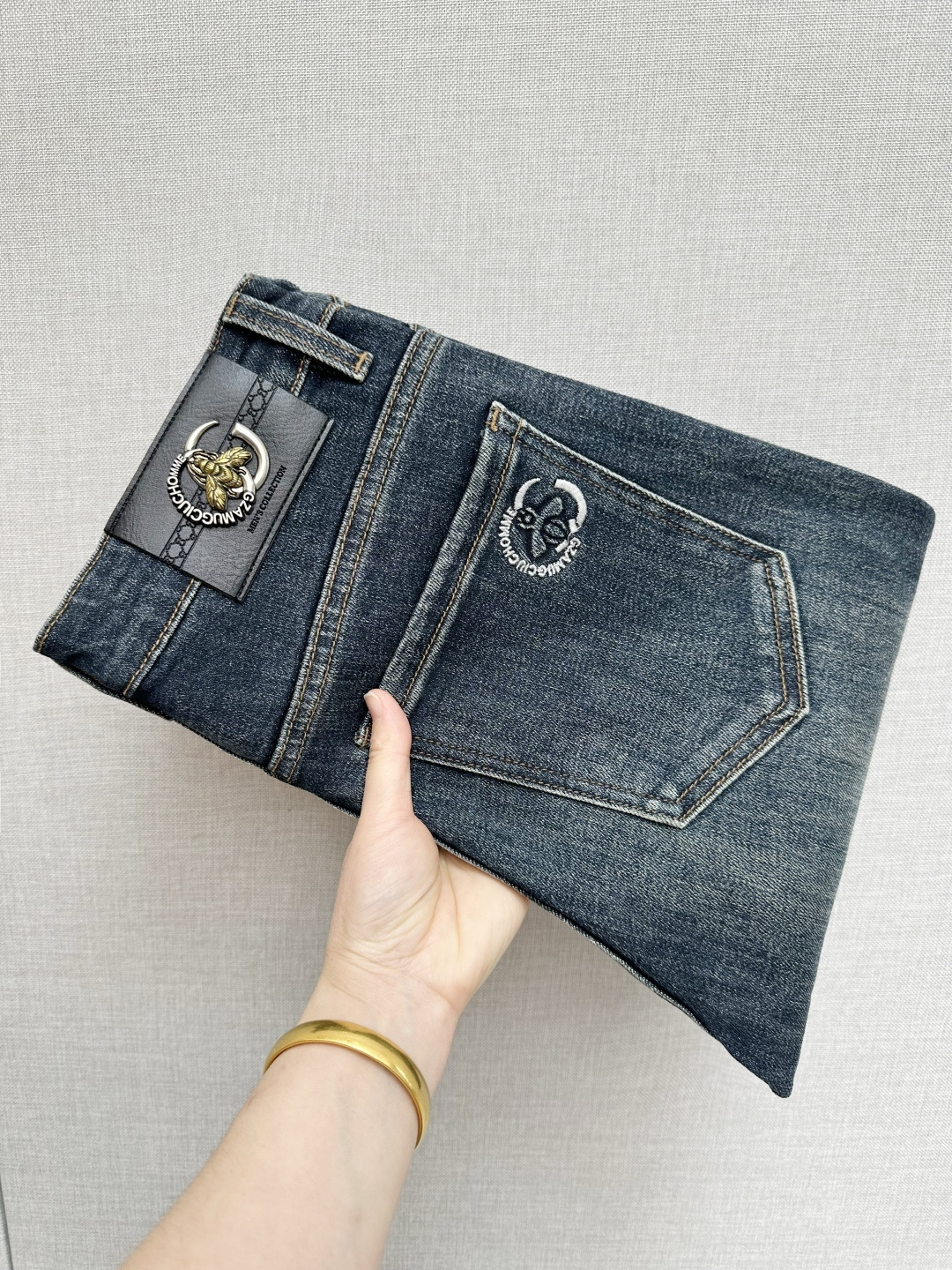 NO:736795,The official website counter is on sale at the same time, the original order is very good, a super stylish pair of jeans, customized original washed denim fabric, unique design, top-notch printing technology letter pattern logo, original hardware accessories decoration, an extremely outstanding pair of jeans, the materials and craftsmanship are extremely luxurious and exquisite, extremely high-grade, handsome and stylish upper body, recommended, code number 29-38,,jeans,19860909官网专柜同步有售,原单狠货,超级有范儿的一款牛仔裤,定制原版水洗牛仔面料,独特设计,顶级印花工艺字母图案logo,原版五金辅料装饰,极为翘楚的一款牛仔裤,用料与工艺都极致奢华精湛,档次极高,上身帅气有型,推荐,码数29—38,,jeans,,Men's clothing