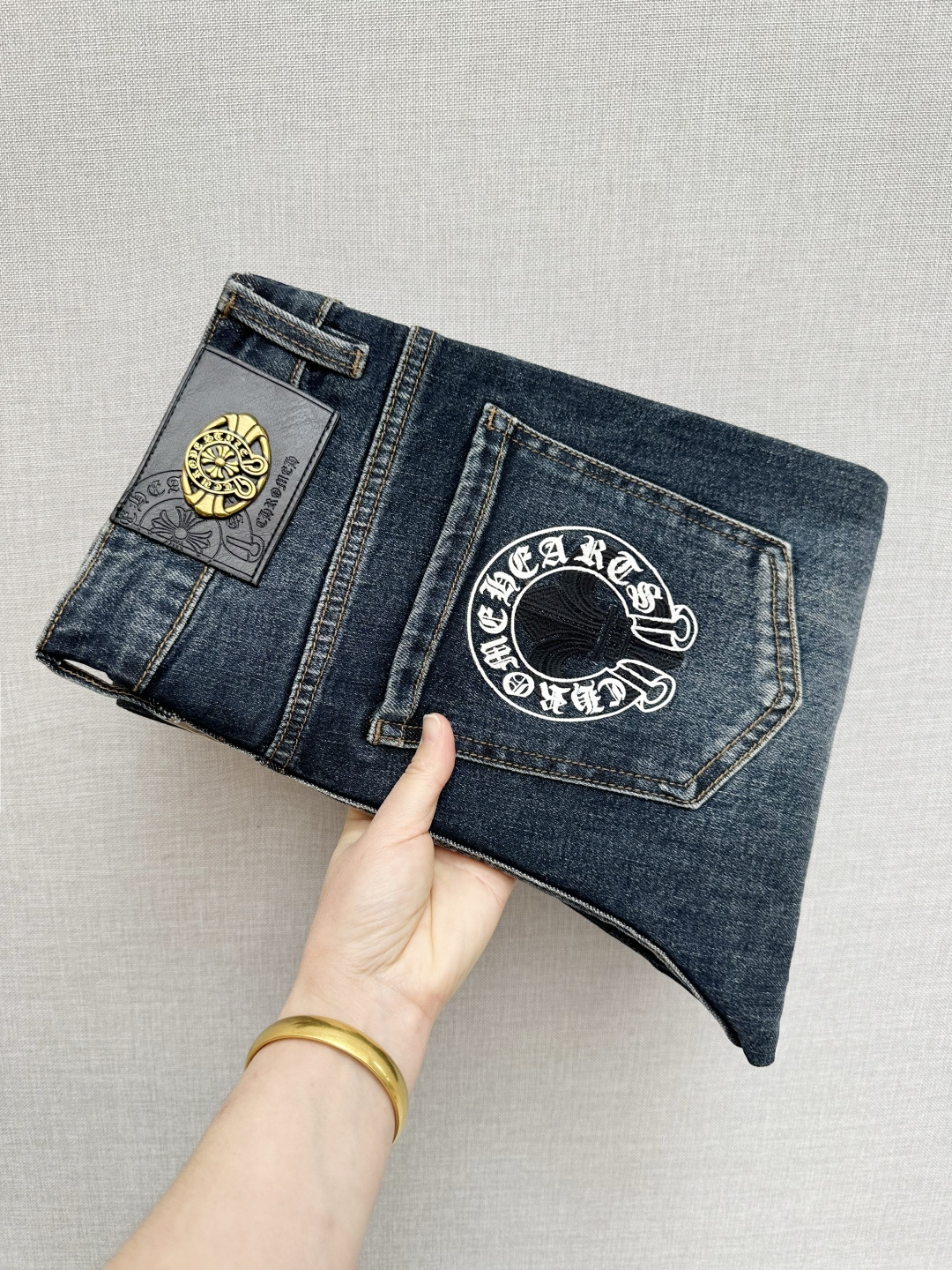 NO:736792,Chrome Hearts official website counters are available at the same time, original goods, super stylish jeans, customized original washed denim fabric, unique design, top-notch printing technology letter pattern logo, original hardware accessories decoration, an extremely outstanding pair of jeans, the materials and craftsmanship are extremely luxurious and exquisite, extremely high-grade, handsome and stylish upper body, recommended, code number 29-38,, chrome hearts, jeans,19860909克罗心 官网专柜同步有售,原单狠货,超级有范儿的一款牛仔裤,定制原版水洗牛仔面料,独特设计,顶级印花工艺字母图案logo,原版五金辅料装饰,极为翘楚的一款牛仔裤,用料与工艺都极致奢华精湛,档次极高,上身帅气有型,推荐,码数29—38,,chrome hearts,jeans,,Men's clothing