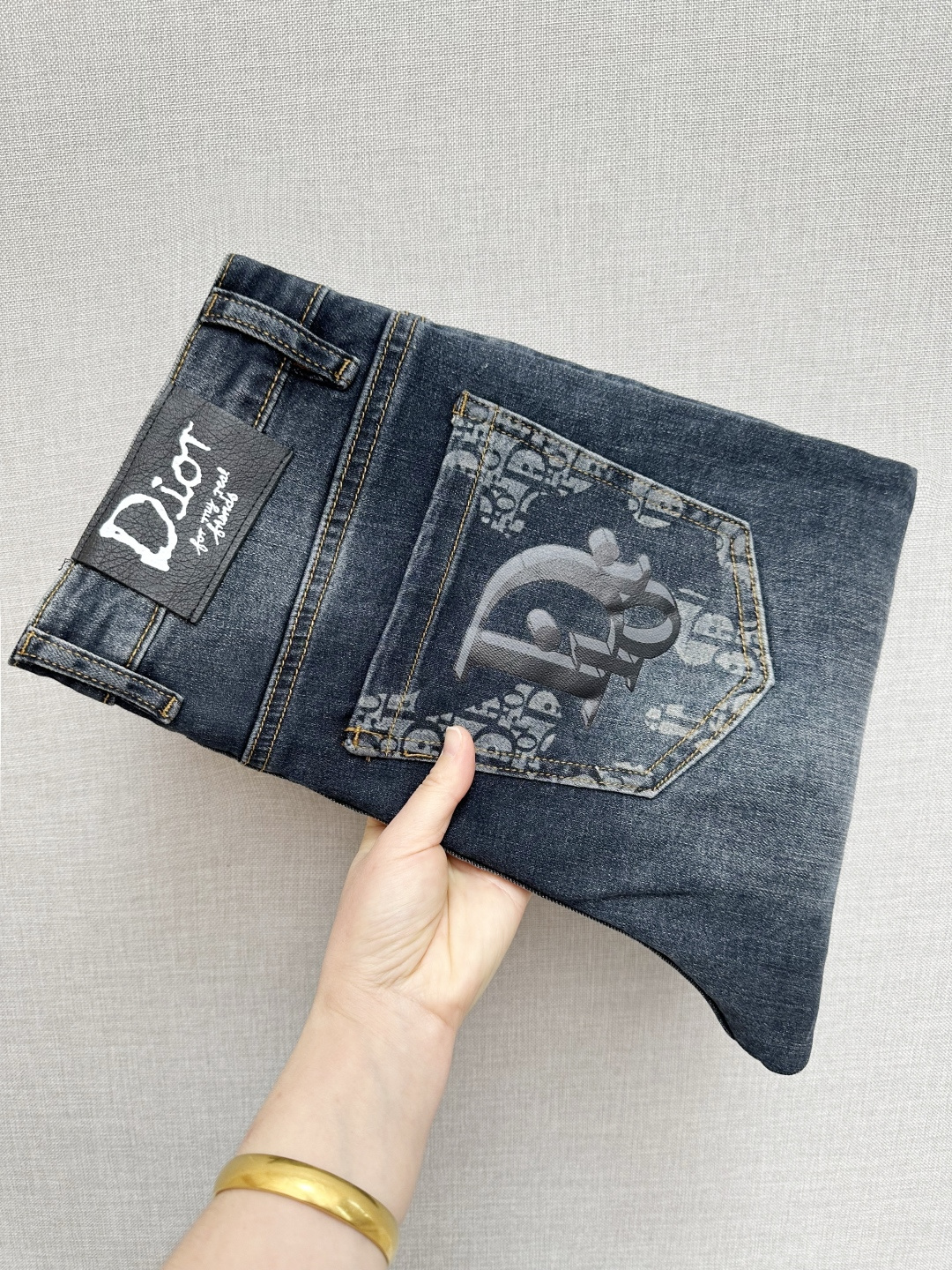 NO:736788,DIOR official website counters are available at the same time, the original order is very good, a super stylish pair of jeans, customized original washed denim fabric, unique design, top-notch printing technology letter pattern logo, original hardware accessories decoration, an extremely outstanding pair of jeans, the materials and craftsmanship are extremely luxurious and exquisite, extremely high-grade, handsome and stylish upper body, recommended, code number 29-38,, dior, jeans,19860909DIOR官网专柜同步有售,原单狠货,超级有范儿的一款牛仔裤,定制原版水洗牛仔面料,独特设计,顶级印花工艺字母图案logo,原版五金辅料装饰,极为翘楚的一款牛仔裤,用料与工艺都极致奢华精湛,档次极高,上身帅气有型,推荐,码数29—38,,dior,jeans,,Men's clothing