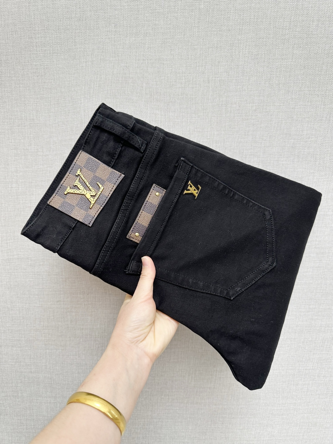 NO:736784,Available at the LV official website counter at the same time, original order, super stylish jeans, customized original washed denim fabric, unique design, top-notch printing technology letter pattern logo, original hardware accessories decoration, an extremely outstanding pair of jeans, the materials and craftsmanship are extremely luxurious and exquisite, extremely high-grade, handsome and stylish upper body, recommended, size 29-38, louis vuitton, jeans,19860909LV 官网专柜同步有售,原单狠货,超级有范儿的一款牛仔裤,定制原版水洗牛仔面料,独特设计,顶级印花工艺字母图案logo,原版五金辅料装饰,极为翘楚的一款牛仔裤,用料与工艺都极致奢华精湛,档次极高,上身帅气有型,推荐,码数29—38,,louis vuitton,jeans,,Men's clothing