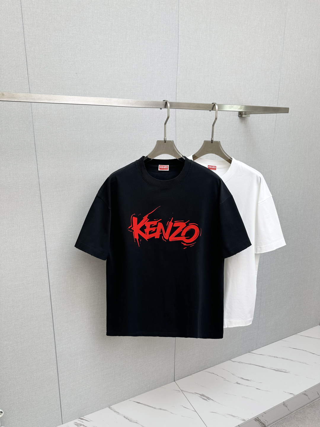 NO:736808,KEN 2026 new short-sleeved T-shirt!  Fashionable and casual short-sleeved T-shirt with catwalk pattern!  Design a logo!  The highly designed and selected customer-supplied fabrics are soft to the touch, comfortable to wear and breathable. You will definitely fall in love with the real thing!  Non-sexist couples can wear mixed styles to open up a new fashion style!  Distinguishing market version, high-definition series!  Size M-3XL,,T-shirt,tees,t-shirt,19860909KEN 2026新款短袖T恤！走秀图案时尚休闲短袖T恤衫！设计logo设计！极具设计精选客供面料,手感柔软亲肤,着身舒适透气性都无法挑剔,实物绝对会让你爱不释手！无性别主义的情侣混穿款式,打开全新的时装新韵味！区别市场版本,高定系列！尺码M-3XL,,T-shirt,tees，t-shirt,,Men's clothing