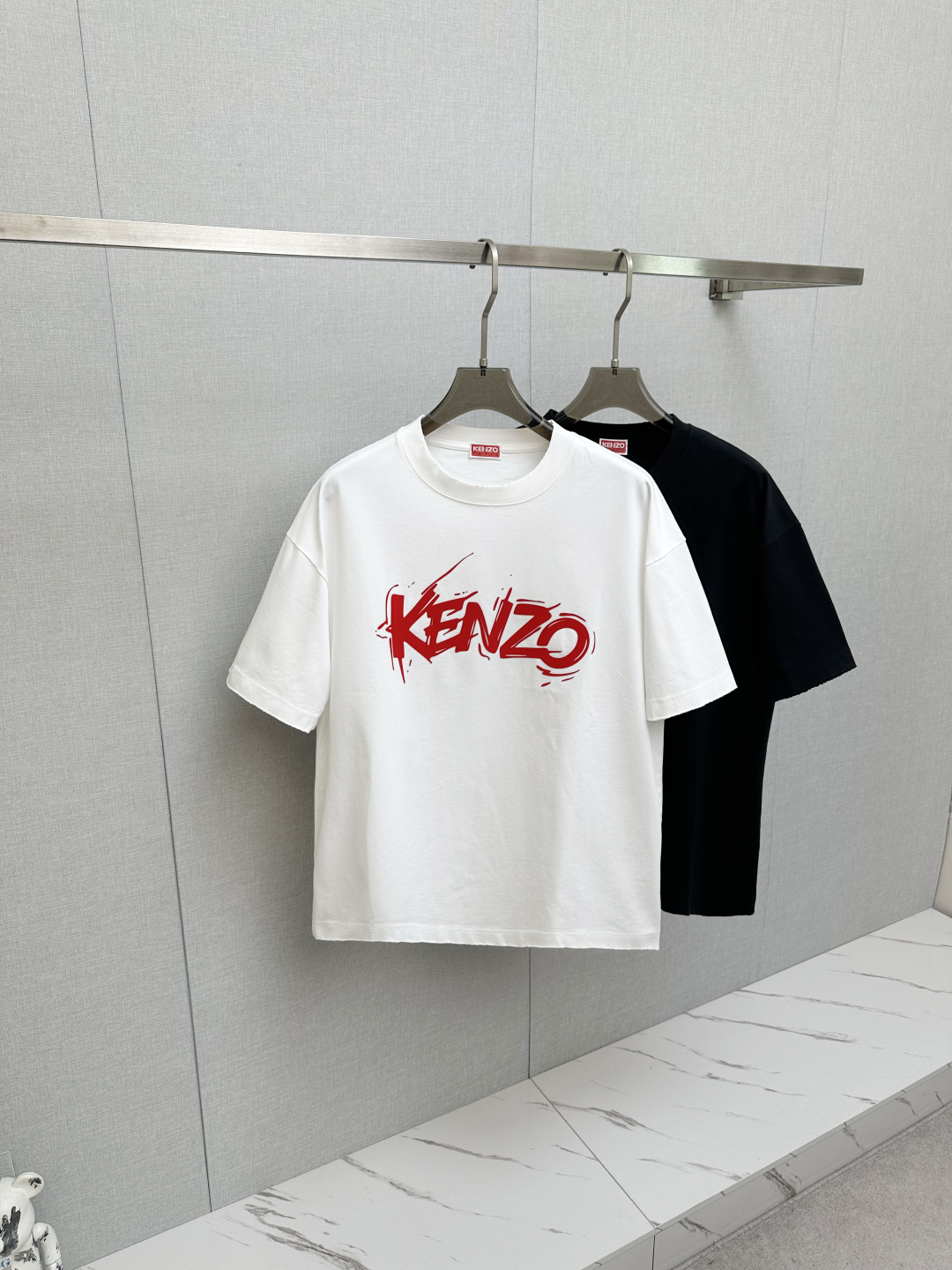 NO:758730,KEN 2026 new short-sleeved T-shirt!  Fashionable and casual short-sleeved T-shirt with catwalk pattern!  Design a logo!  The highly designed and selected customer-supplied fabrics are soft to the touch, comfortable to wear and breathable. The real thing will definitely make you fall in love with it!  Non-sexist couples can wear mixed styles to open up a new fashion style!  Distinguishing market version, high-definition series!  Size M-3XL,,T-shirt,tees,t-shirt,19860909KEN 2026新款短袖T恤！走秀图案时尚休闲短袖T恤衫！设计logo设计！极具设计精选客供面料,手感柔软亲肤,着身舒适透气性都无法挑剔,实物绝对会让你爱不释手！无性别主义的情侣混穿款式,打开全新的时装新韵味！区别市场版本,高定系列！尺码M-3XL,,T-shirt,tees，t-shirt,,Men's clothing