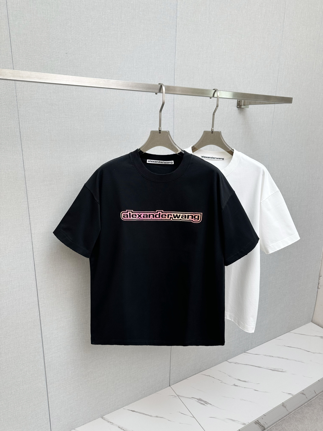 NO:736803,2026 new short-sleeved T-shirt!  Fashionable and casual short-sleeved T-shirt with catwalk pattern!  Design a logo!  The highly designed and selected customer-supplied fabrics are soft to the touch, comfortable to wear and breathable. You will definitely fall in love with the real thing!  Non-sexist couples can wear mixed styles to open up a new fashion style!  Distinguishing market version, high-definition series!  Size M-3XL,,T-shirt,tees,t-shirt,198609092026新款短袖T恤！走秀图案时尚休闲短袖T恤衫！设计logo设计！极具设计精选客供面料,手感柔软亲肤,着身舒适透气性都无法挑剔,实物绝对会让你爱不释手！无性别主义的情侣混穿款式,打开全新的时装新韵味！区别市场版本,高定系列！尺码M-3XL,,T-shirt,tees，t-shirt,,Men's clothing