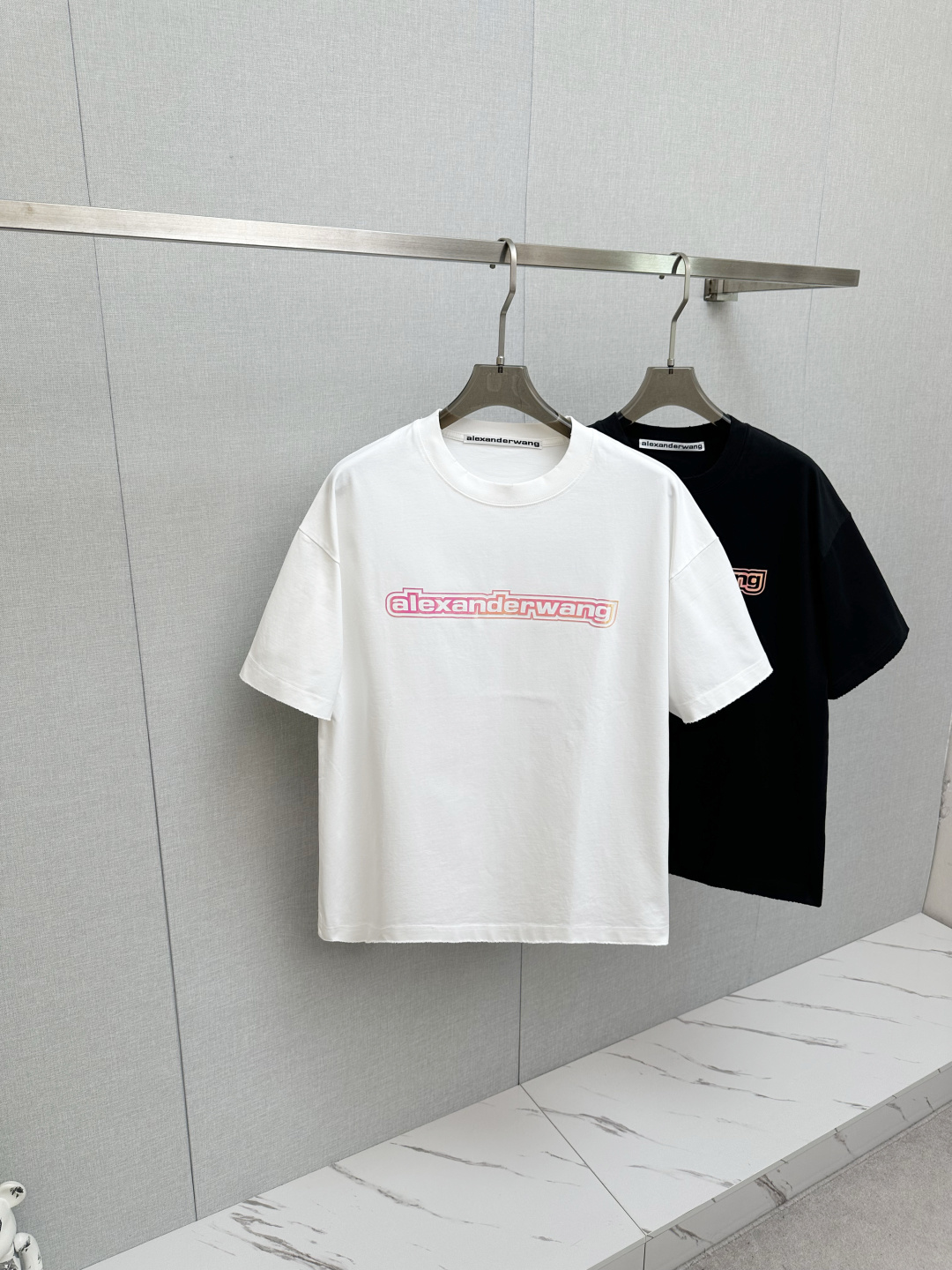 NO:758737,2026 new short-sleeved T-shirt!  Fashionable and casual short-sleeved T-shirt with catwalk pattern!  Design a logo!  The highly designed and selected customer-supplied fabrics are soft to the touch, comfortable to wear and breathable. The real thing will definitely make you fall in love with it!  Non-sexist couples can wear mixed styles to open up a new fashion style!  Distinguishing market version, high-definition series!  Size M-3XL,,T-shirt,tees,t-shirt,198609092026新款短袖T恤！走秀图案时尚休闲短袖T恤衫！设计logo设计！极具设计精选客供面料,手感柔软亲肤,着身舒适透气性都无法挑剔,实物绝对会让你爱不释手！无性别主义的情侣混穿款式,打开全新的时装新韵味！区别市场版本,高定系列！尺码M-3XL,,T-shirt,tees，t-shirt,,Men's clothing