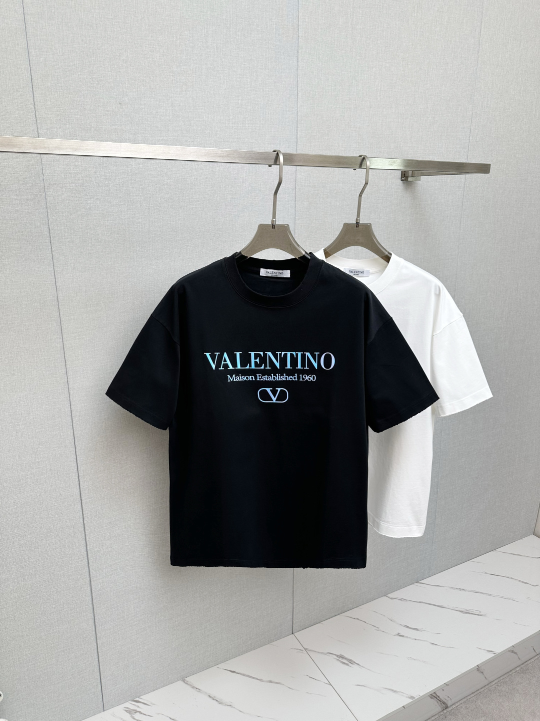 NO:736798,Amani 2026 new short-sleeved T-shirt!  Fashionable and casual short-sleeved T-shirt with catwalk pattern!  Design a logo!  The highly designed and selected customer-supplied fabrics are soft to the touch, comfortable to wear and breathable. You will definitely fall in love with the real thing!  Non-sexist couples can wear mixed styles to open up a new fashion style!  Distinguishing market version, high-definition series!  Size M-3XL,,T-shirt,tees,t-shirt,19860909Amani 2026新款短袖T恤！走秀图案时尚休闲短袖T恤衫！设计logo设计！极具设计精选客供面料,手感柔软亲肤,着身舒适透气性都无法挑剔,实物绝对会让你爱不释手！无性别主义的情侣混穿款式,打开全新的时装新韵味！区别市场版本,高定系列！尺码M-3XL,,T-shirt,tees，t-shirt,,Men's clothing