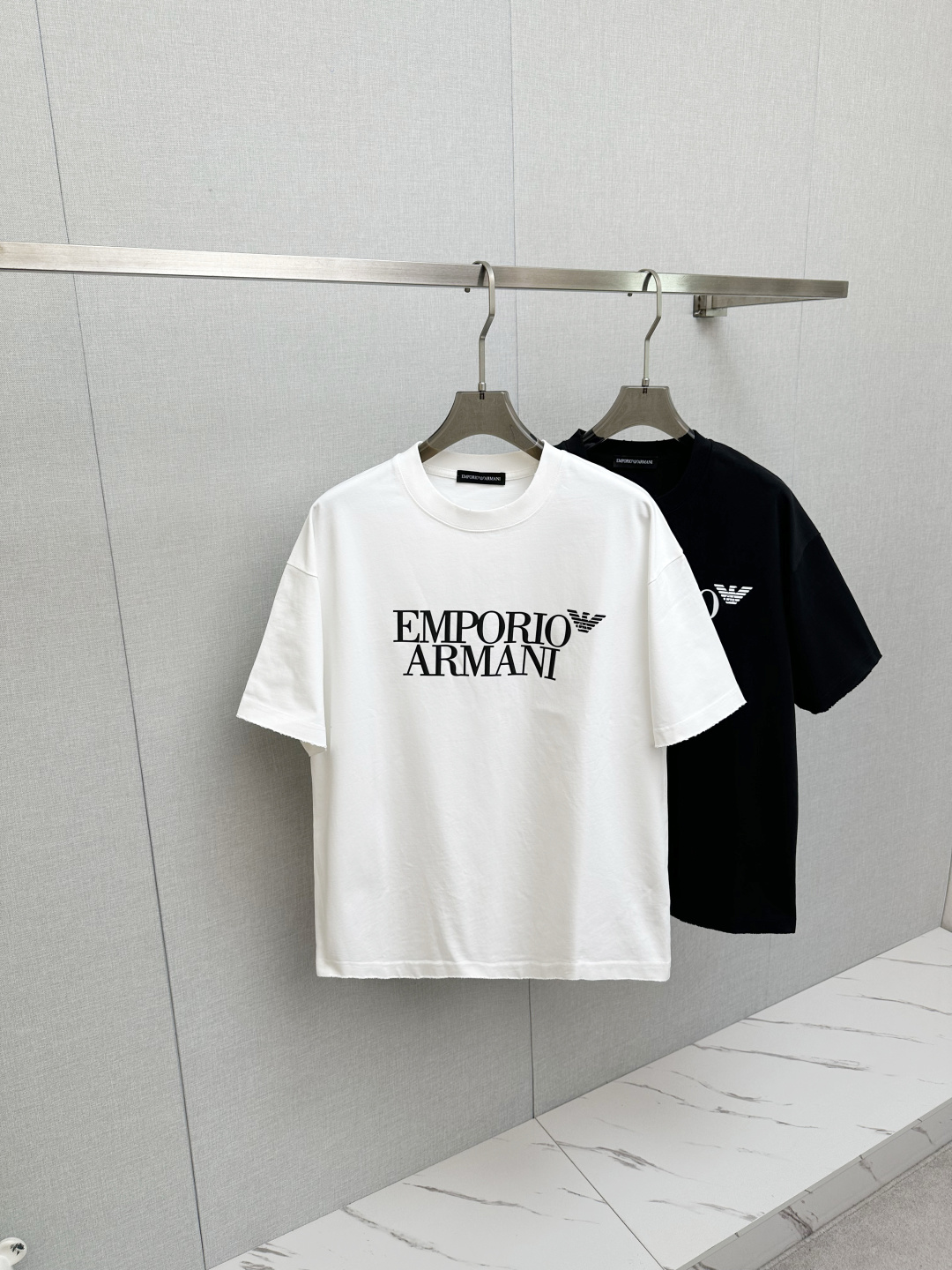 NO:758744,Amani 2026 new short-sleeved T-shirt!  Fashionable and casual short-sleeved T-shirt with catwalk pattern!  Design a logo!  The highly designed and selected customer-supplied fabrics are soft to the touch, comfortable to wear and breathable. The real thing will definitely make you fall in love with it!  Non-sexist couples can wear mixed styles to open up a new fashion style!  Distinguishing market version, high-definition series!  Size M-3XL,,T-shirt,tees,t-shirt,19860909Amani 2026新款短袖T恤！走秀图案时尚休闲短袖T恤衫！设计logo设计！极具设计精选客供面料,手感柔软亲肤,着身舒适透气性都无法挑剔,实物绝对会让你爱不释手！无性别主义的情侣混穿款式,打开全新的时装新韵味！区别市场版本,高定系列！尺码M-3XL,,T-shirt,tees，t-shirt,,Men's clothing