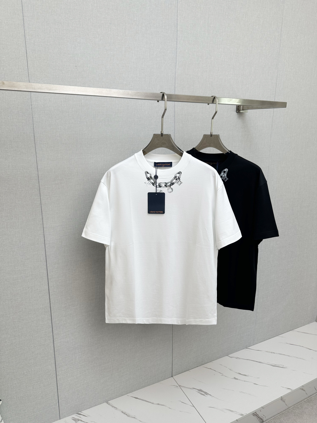 NO:727654,Supports the new LV 2026ss after the new year. It is super attractive and stylish. It is the first in the industry to create a high-end urban casual sports style. The upper body can carry all styles and combinations. The same style for men and women. Size M-3XL, Louis Vuitton,19860909支持年后 LV 2026ss新款 超级耐看有型 业内首发,打造高端都市休闲运动风格,上身可以承载一切的风格搭配,男女同款 码数M—3XL,,louis vuitton,,Men's clothing