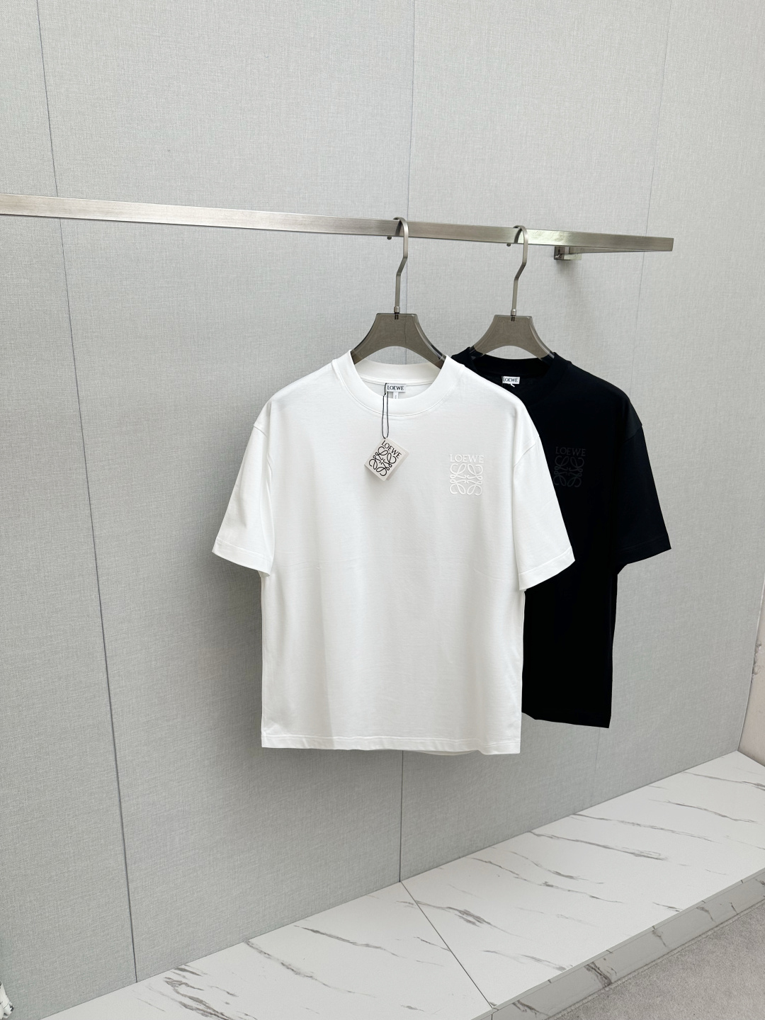 NO:727661,Support the new Luo Yiwei 2026ss after the new year. It is super attractive and stylish. It is the first in the industry to create a high-end urban casual sports style. The upper body can carry all styles and combinations. The same style for men and women. Size M-3XL,, loewe,19860909支持年后 罗意为 2026ss新款 超级耐看有型 业内首发,打造高端都市休闲运动风格,上身可以承载一切的风格搭配,男女同款 码数M—3XL,,loewe,,Men's clothing