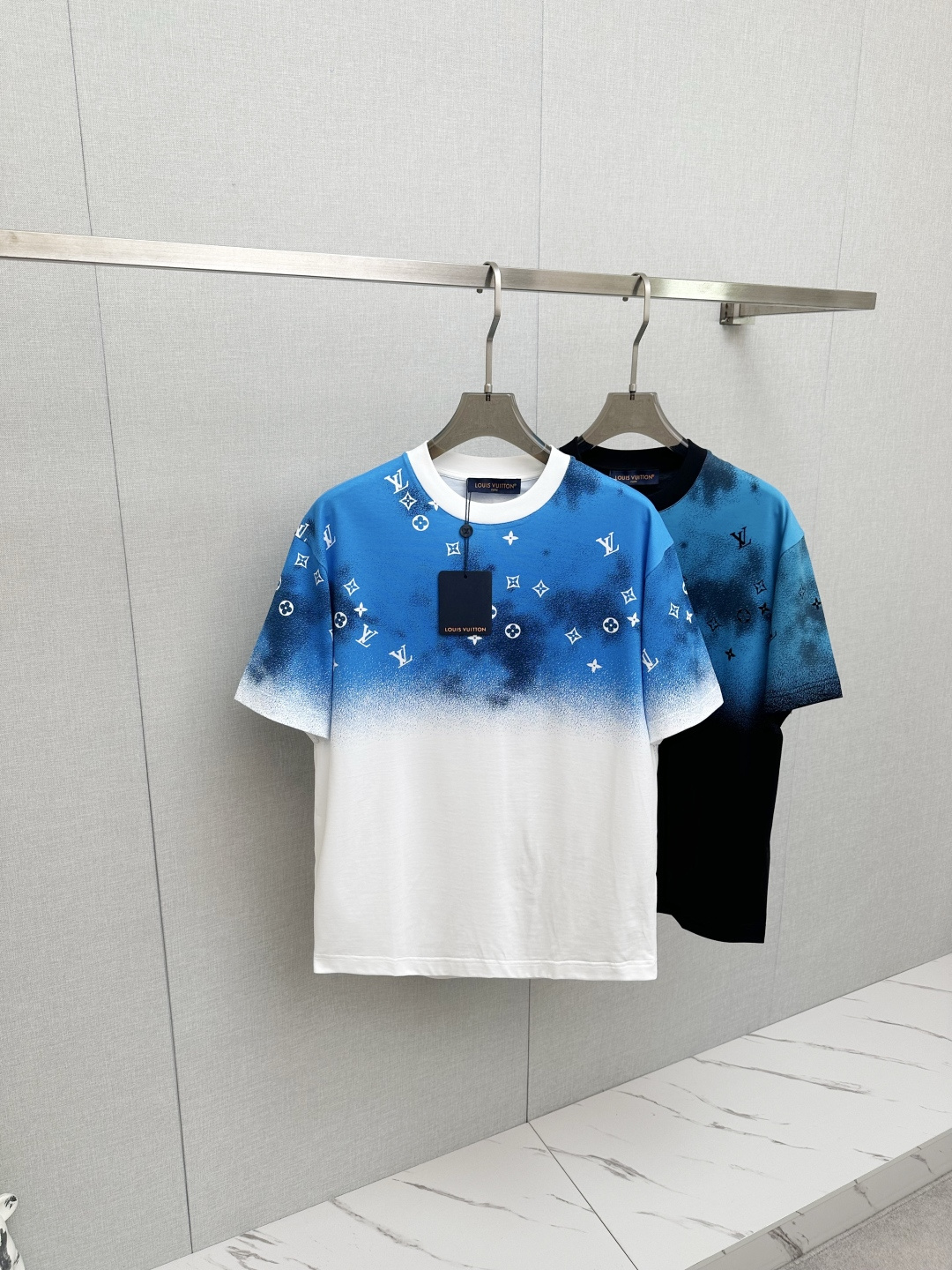 NO:727590,Supports the new LV 2026ss after the new year. It is super attractive and stylish. It is the first in the industry to create a high-end urban casual sports style. The upper body can carry all styles and combinations. The same style for men and women. Size M-3XL, Louis Vuitton,19860909支持年后 LV 2026ss新款 超级耐看有型 业内首发,打造高端都市休闲运动风格,上身可以承载一切的风格搭配,男女同款 码数M—3XL,,louis vuitton,,Men's clothing