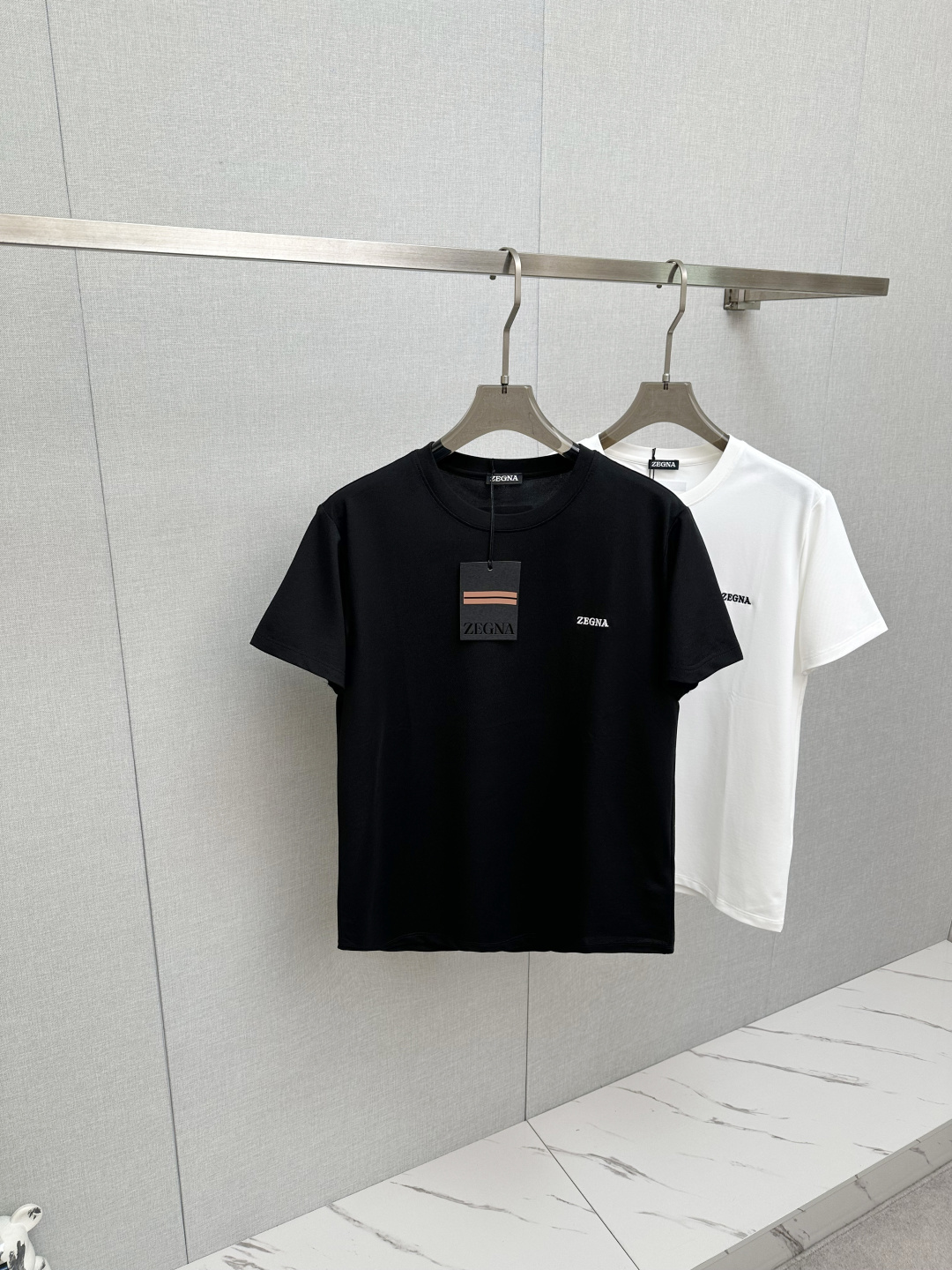 NO:746695,2026ss new products Z Home Spring and Summer The front is decorated with classic elements of the brand in contrasting colors, three-dimensional embroidery of letters, logo and flowers. Short-sleeved T-shirt, classic minimalist style design, an indispensable item in the wardrobe, (customized mercerized pique fabric. Contains mulberry silk.  The mercerized pearl texture is soft and delicate, has good gloss, and the overall texture is superb. This model adopts the pearl mesh structure to have good air permeability and moisture absorption, making it comfortable and dry to wear. It also has certain wrinkle resistance and color fastness, and is not easy to deform and fade) Black White Size S-2XL,, T-shirt, tees, t-shirt,198609092026ss新品 Z家 春夏正面饰有撞色品牌经典元素 字母logo花字立体刺绣 短袖T恤,经典极简风格设计衣橱里不可或少的单品,（定制丝光珠地面料.含桑蚕丝. 丝光珠地手感柔软细腻,光泽度好,整体质感超赞.此款选用珠地网眼结构使其具有良好的透气性和吸湿性,穿着舒适干爽,同时还具备一定的抗皱性和色牢度,不易变形和褪色）黑色 白色 码数S-2XL,,T-shirt,tees，t-shirt,,Men's clothing