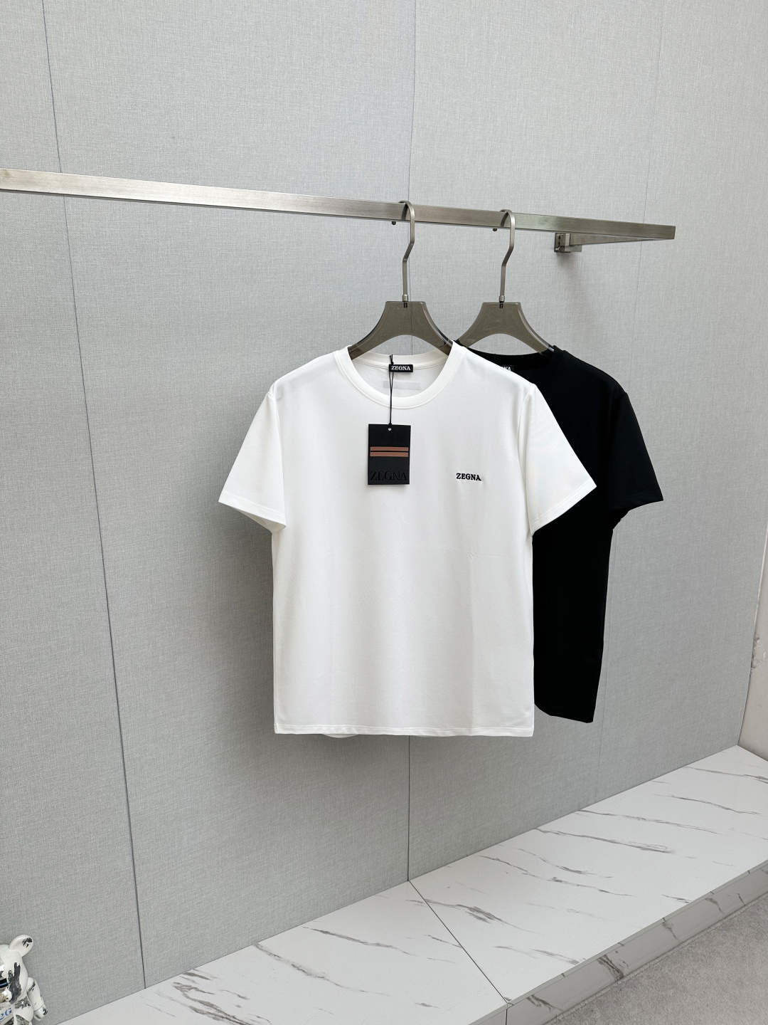 NO:731286,Support the 2026ss new products after the year Z Home. The front is decorated with classic elements of the contrasting brand in spring and summer. Three-dimensional embroidery of letters, logo and flowers. Short-sleeved T-shirt, classic minimalist style design, an indispensable item in the wardrobe, (customized mercerized pique fabric. Contains mulberry silk.  The mercerized pearl texture is soft and delicate, has good gloss, and the overall texture is superb. This model uses a pearl mesh structure to have good air permeability and moisture absorption, making it comfortable and dry to wear. It also has certain wrinkle resistance and color fastness, and is not easy to deform and fade.) Black, white, code size S-2XL,, T-shirt, tees, t-shirt,19860909支持年后2026ss新品 Z家 春夏正面饰有撞色品牌经典元素 字母logo花字立体刺绣 短袖T恤,经典极简风格设计衣橱里不可或少的单品,（定制丝光珠地面料.含桑蚕丝. 丝光珠地手感柔软细腻,光泽度好,整体质感超赞.此款选用珠地网眼结构使其具有良好的透气性和吸湿性,穿着舒适干爽,同时还具备一定的抗皱性和色牢度,不易变形和褪色）黑色 白色 码数S-2XL,,T-shirt,tees，t-shirt,,Men's clothing